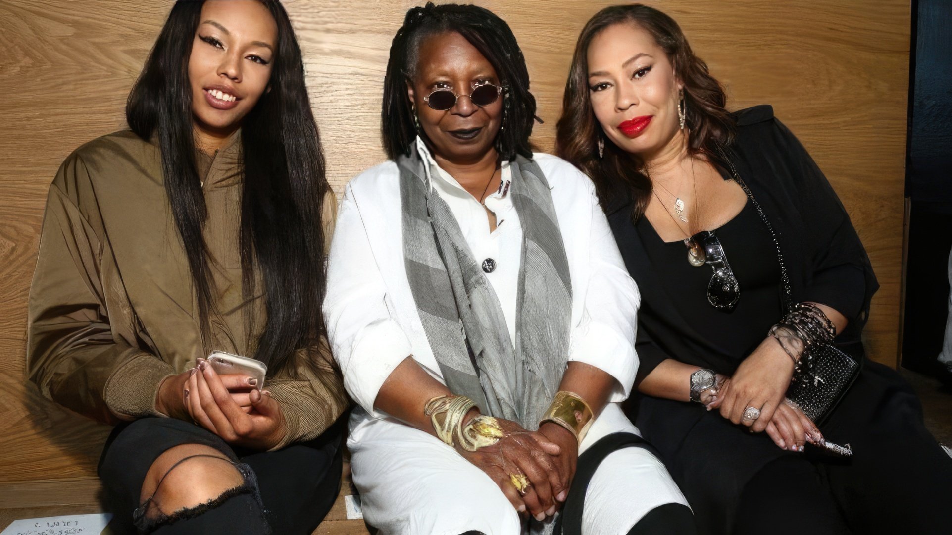 Whoopi Goldberg con su hija y nieta