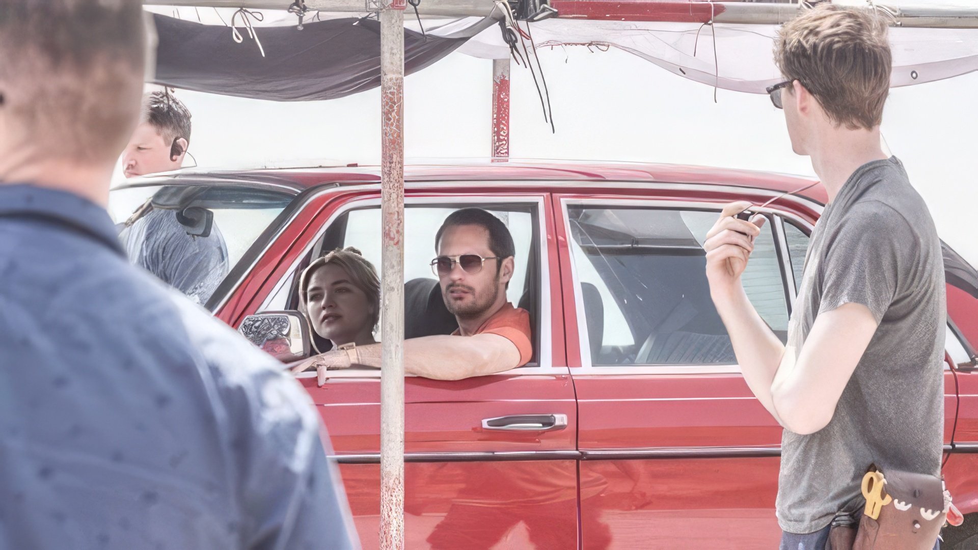 Florence Pugh en el set de la serie The Little Drummer Girl