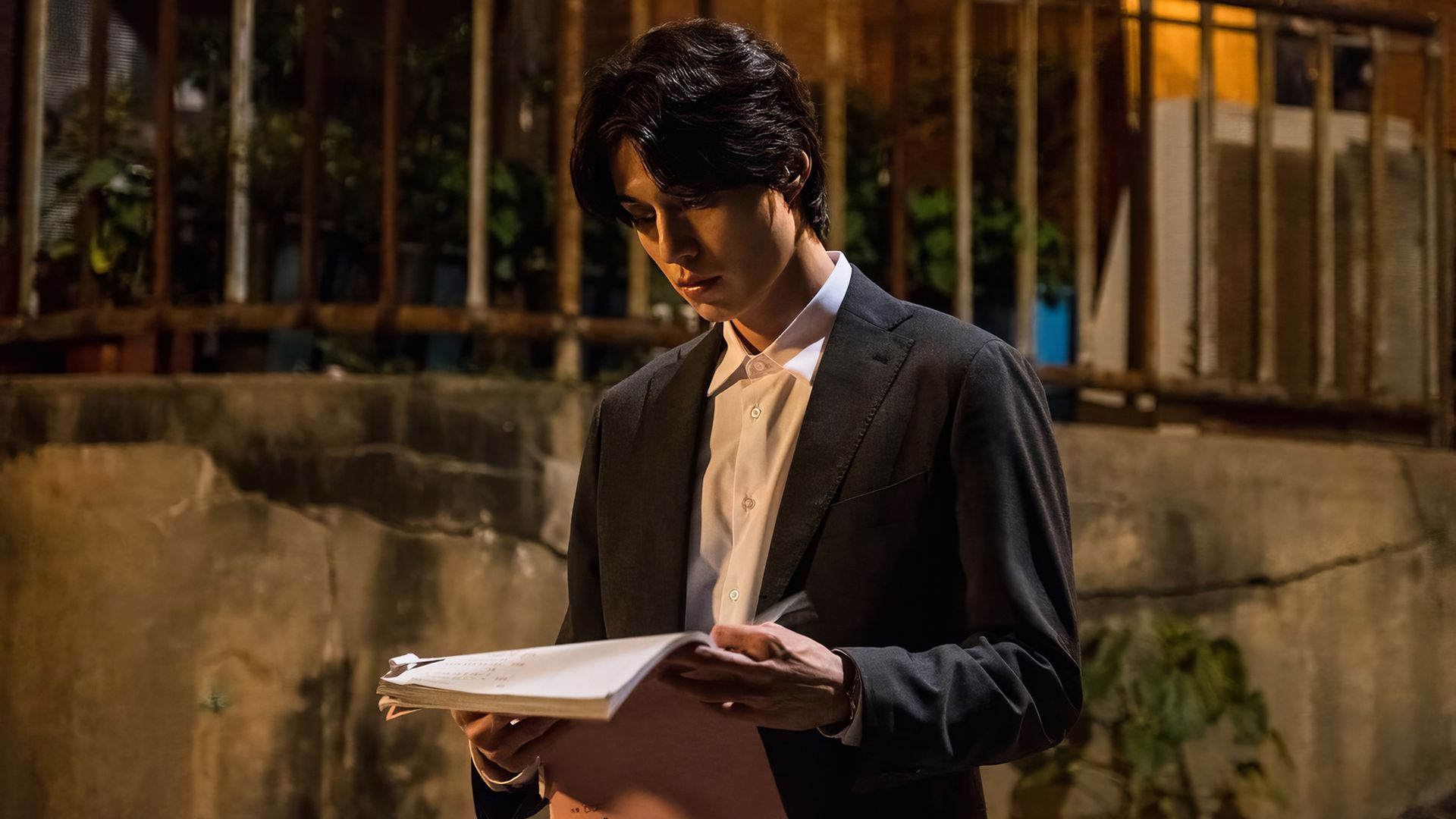 Lee Dong-wook en la serie 'Strangers from Hell'