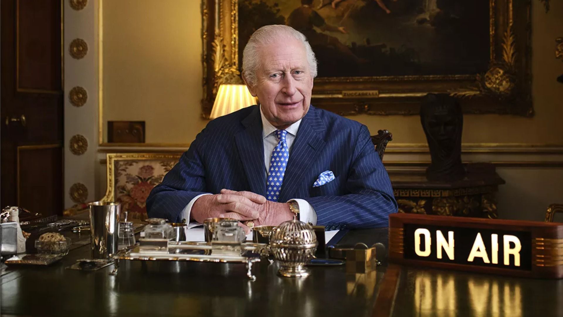Rey Carlos III del Reino Unido en su mesa en el Palacio de Buckingham