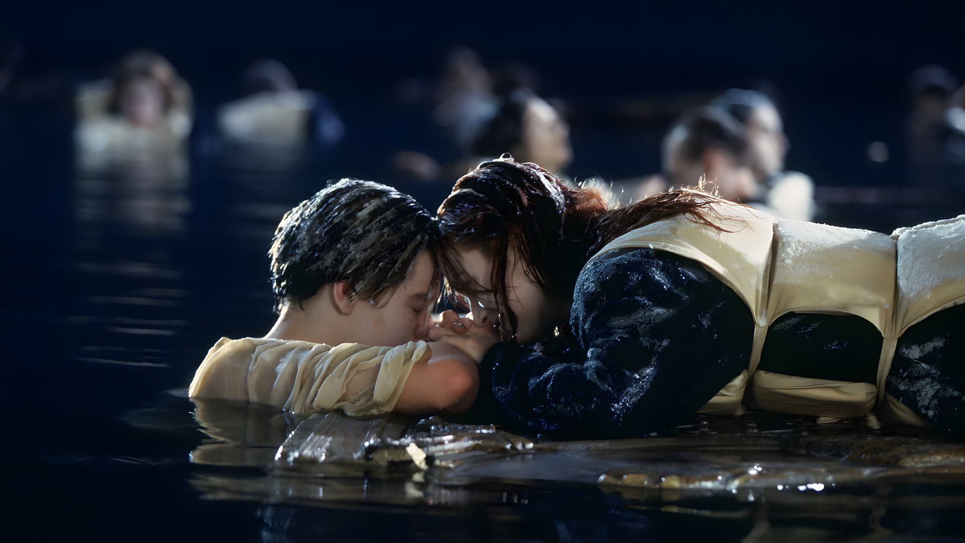 Una escena del final de 'Titanic': la heroína Kate Winslet abraza al héroe flotante Leonardo DiCaprio en una puerta de madera