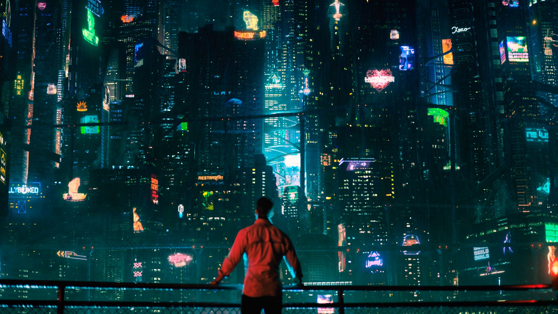 Un hombre con camisa roja mira la enorme ciudad nocturna salpicada de luces y letreros de neón en una escena de la serie 'Altered Carbon'