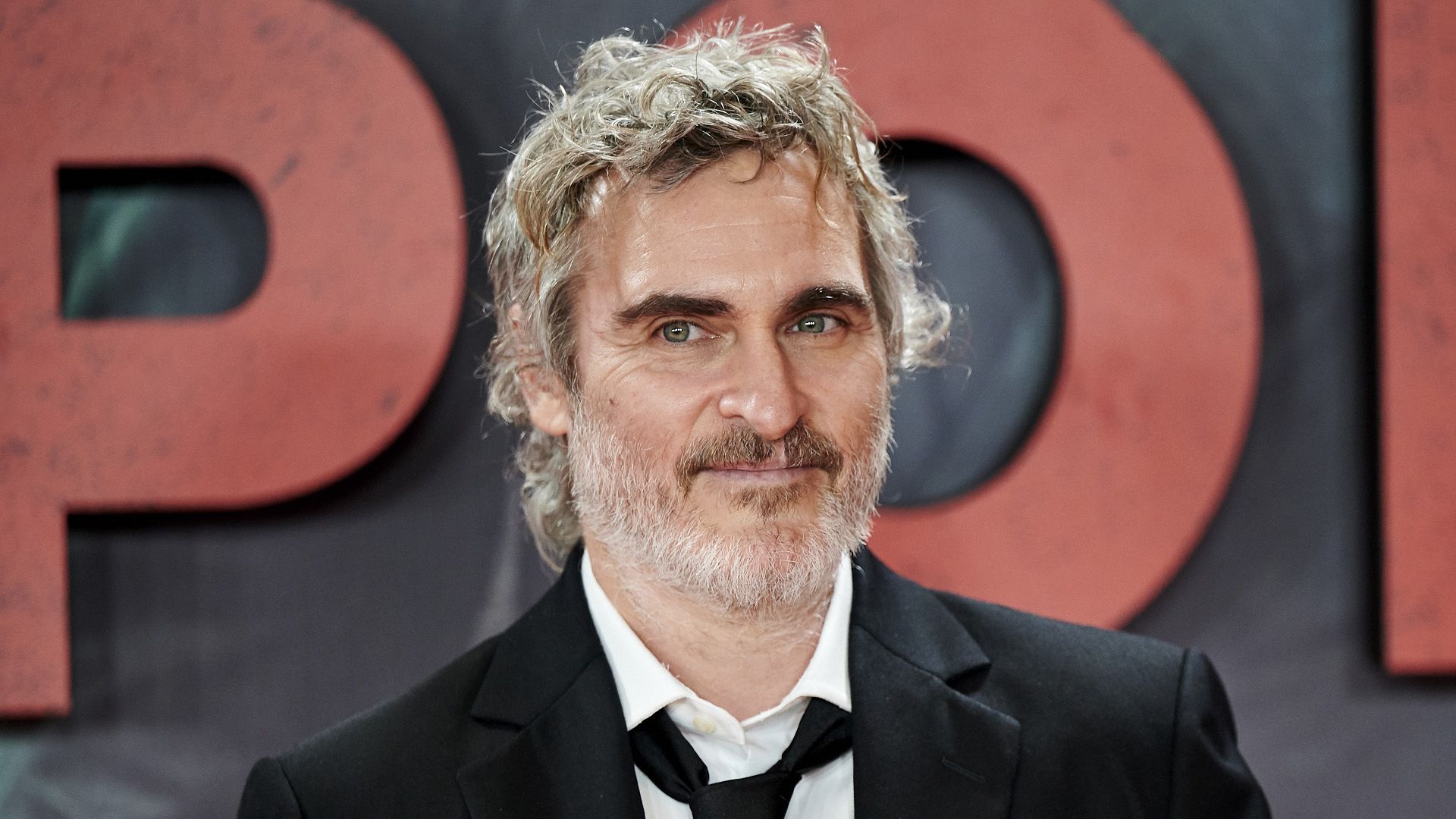 Actor Joaquin Phoenix con barba, bigote y el cabello despeinado