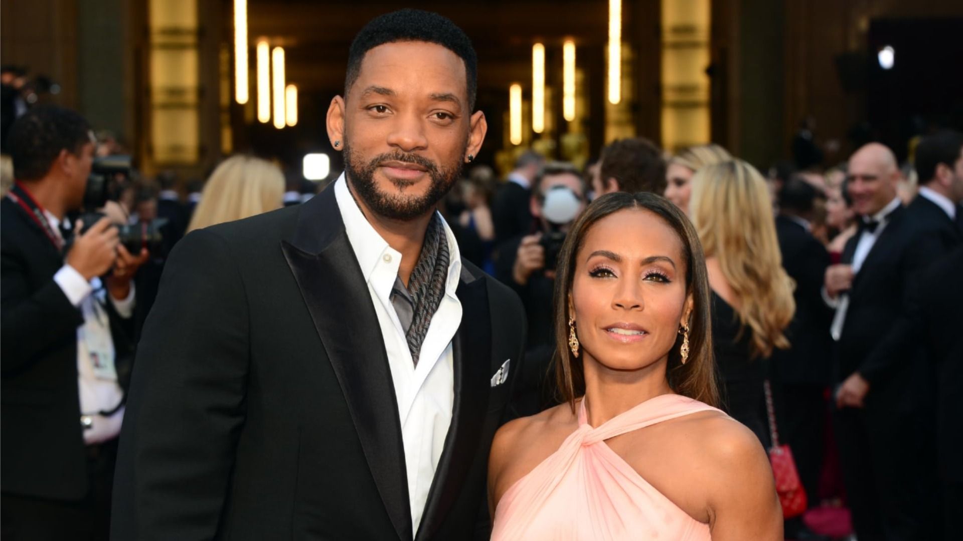 El actor Will Smith posa en la alfombra roja con su esposa Jada