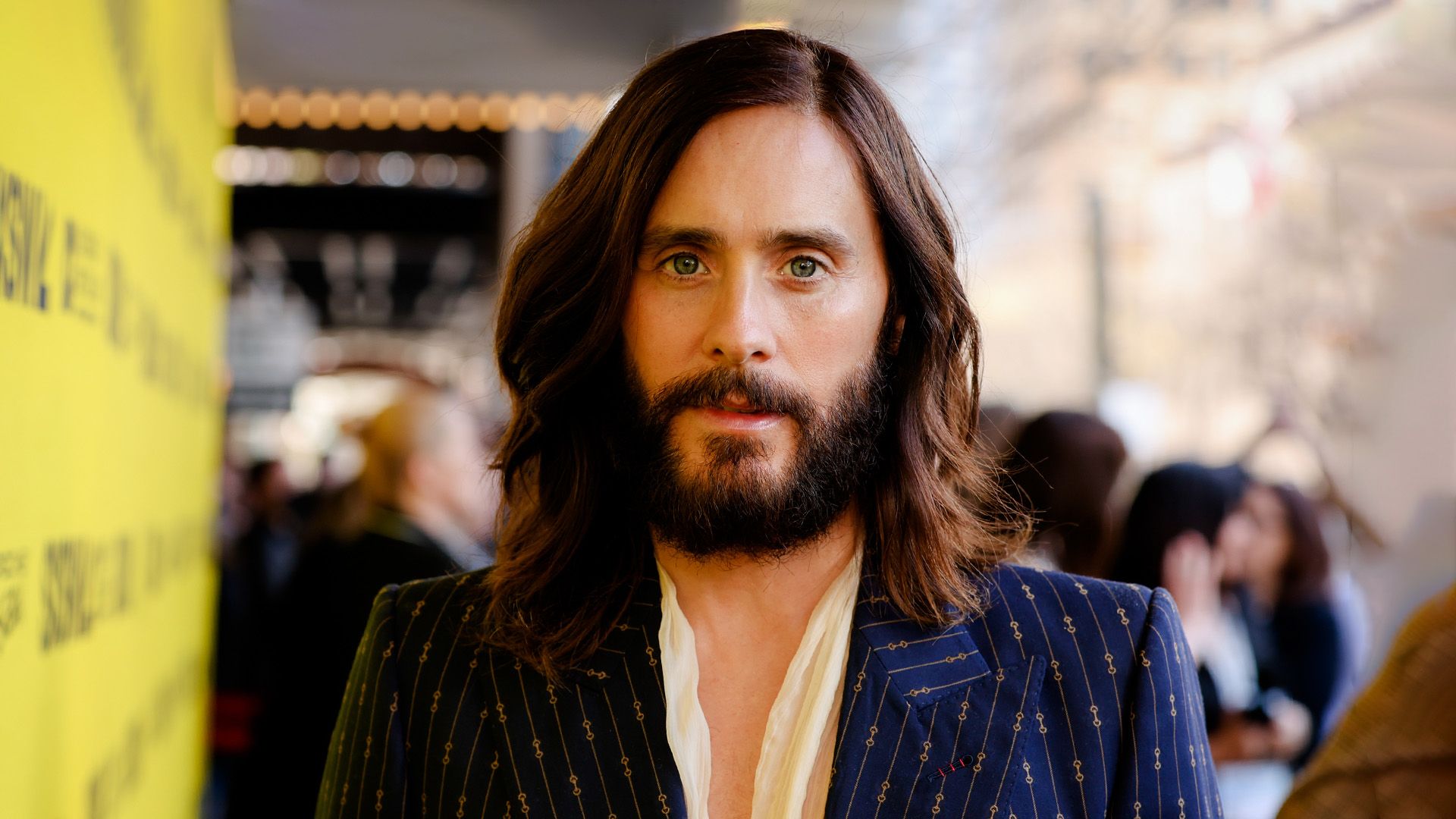 Actor y músico Jared Leto con cabello largo en un evento social