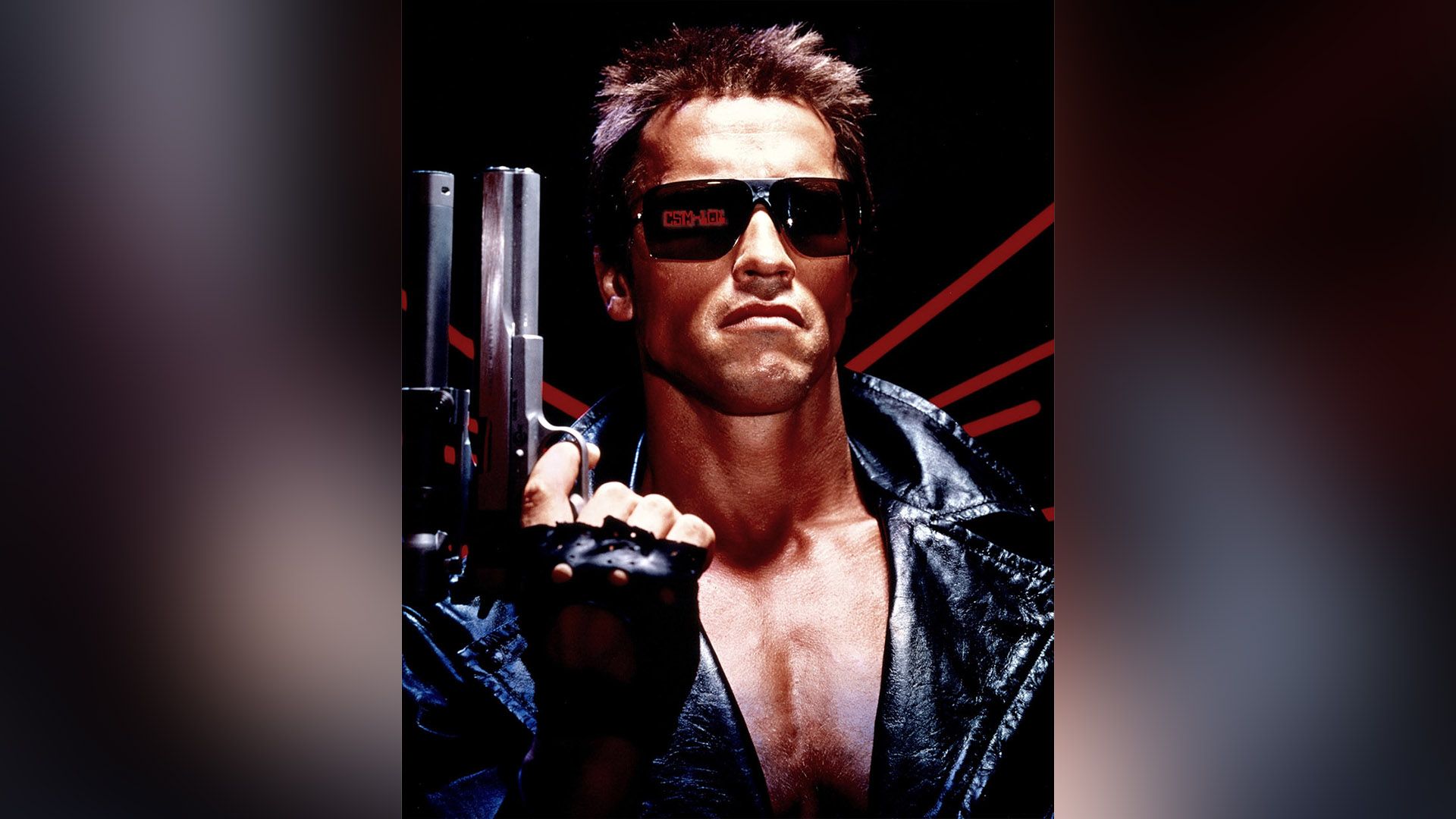 Arnold Schwarzenegger como el Terminator con gafas de sol negras y un abrigo de cuero, sosteniendo un arma en su mano derecha