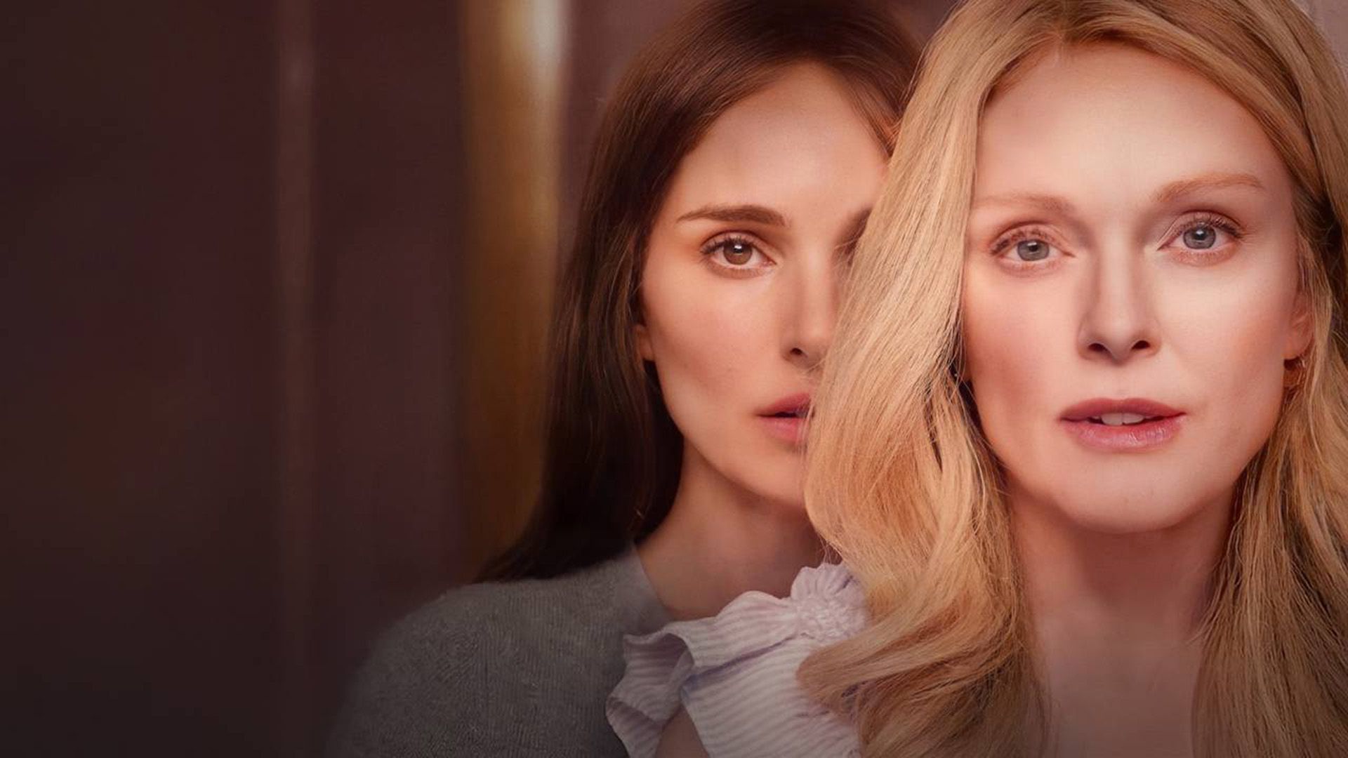 Natalie Portman detrás de Julianne Moore en el póster de la película "May December"