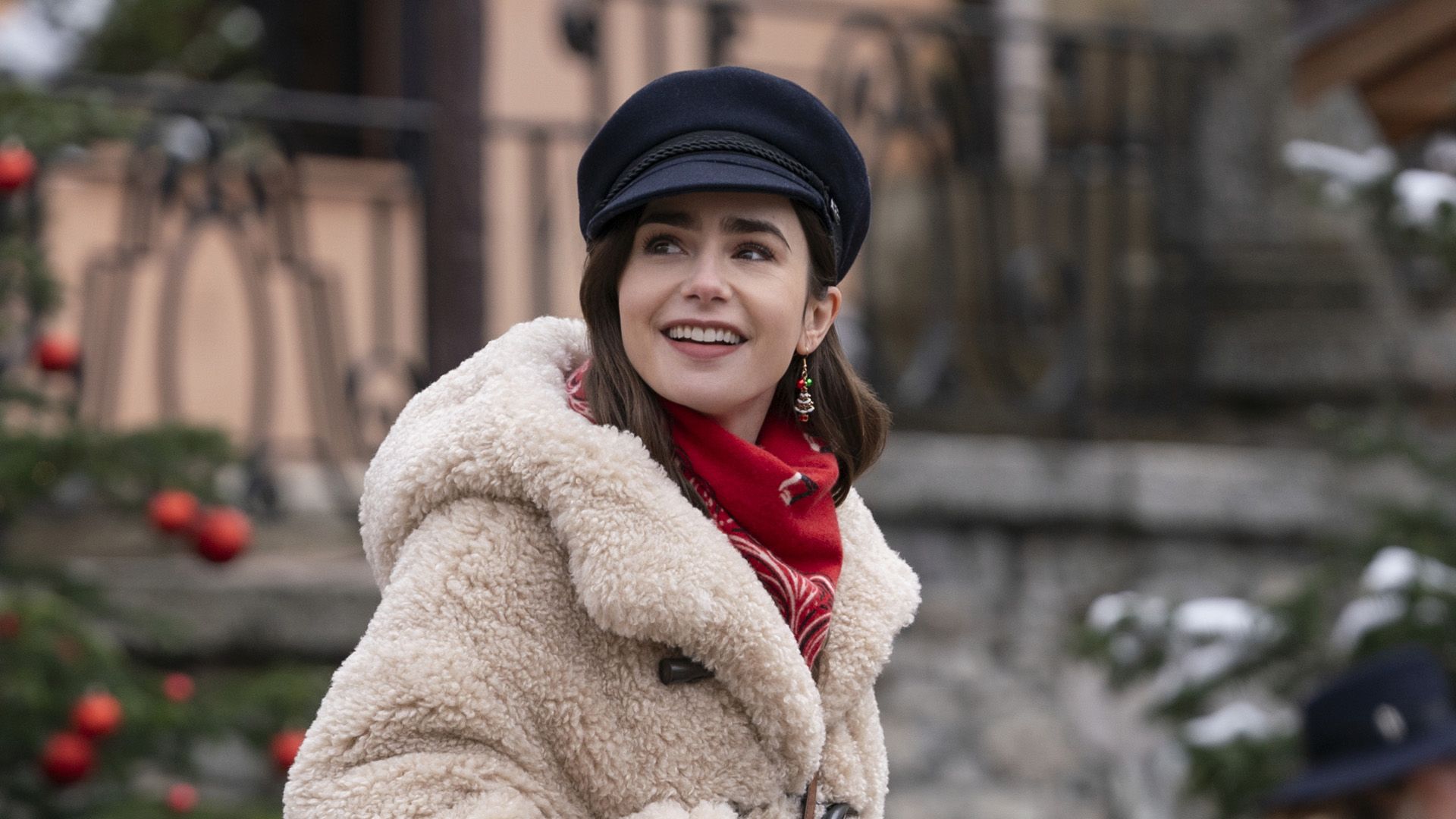 Lily Collins con una boina azul y un abrigo de piel sintética blanco en las calles de París