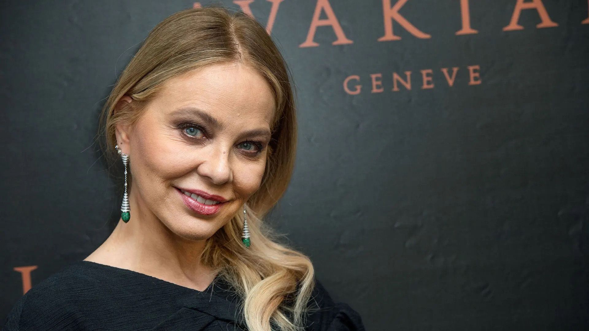 Actriz Ornella Muti en un vestido negro