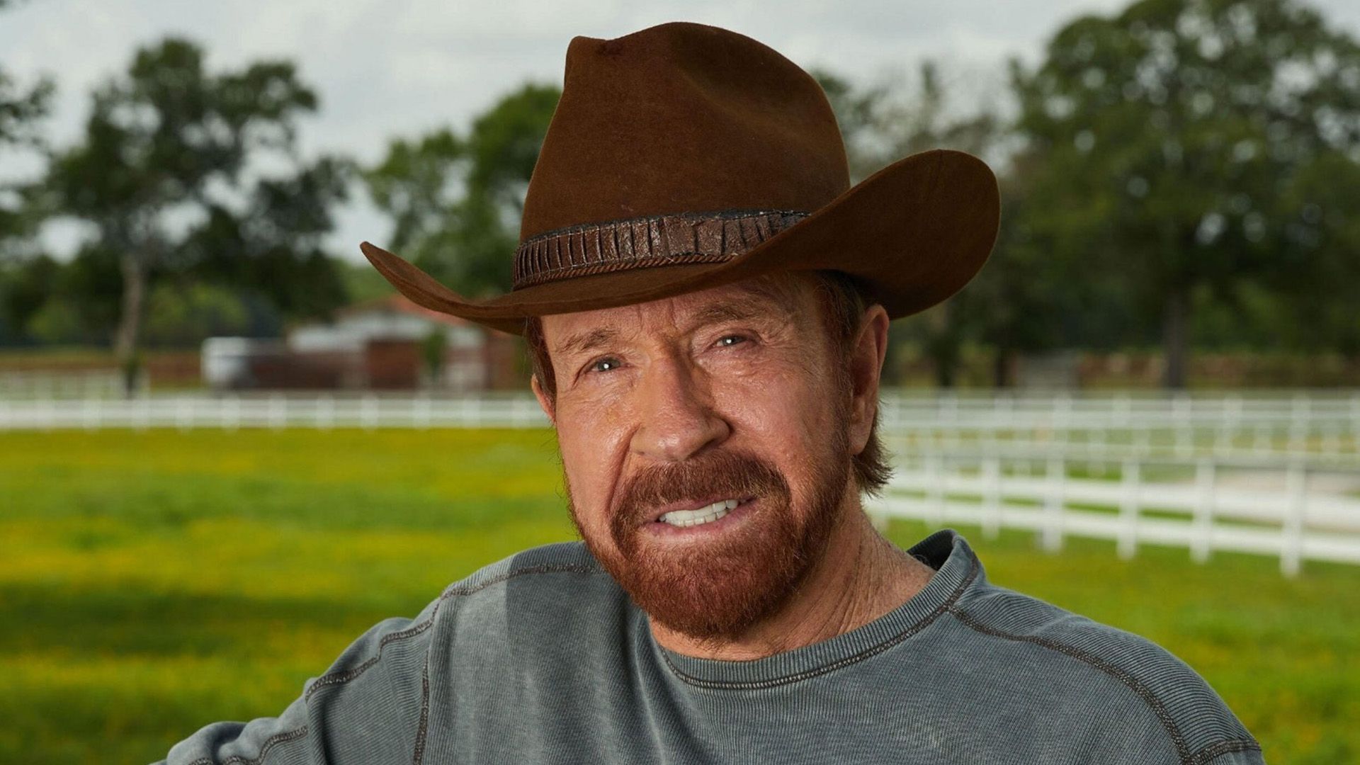 Actor Chuck Norris con sombrero de vaquero