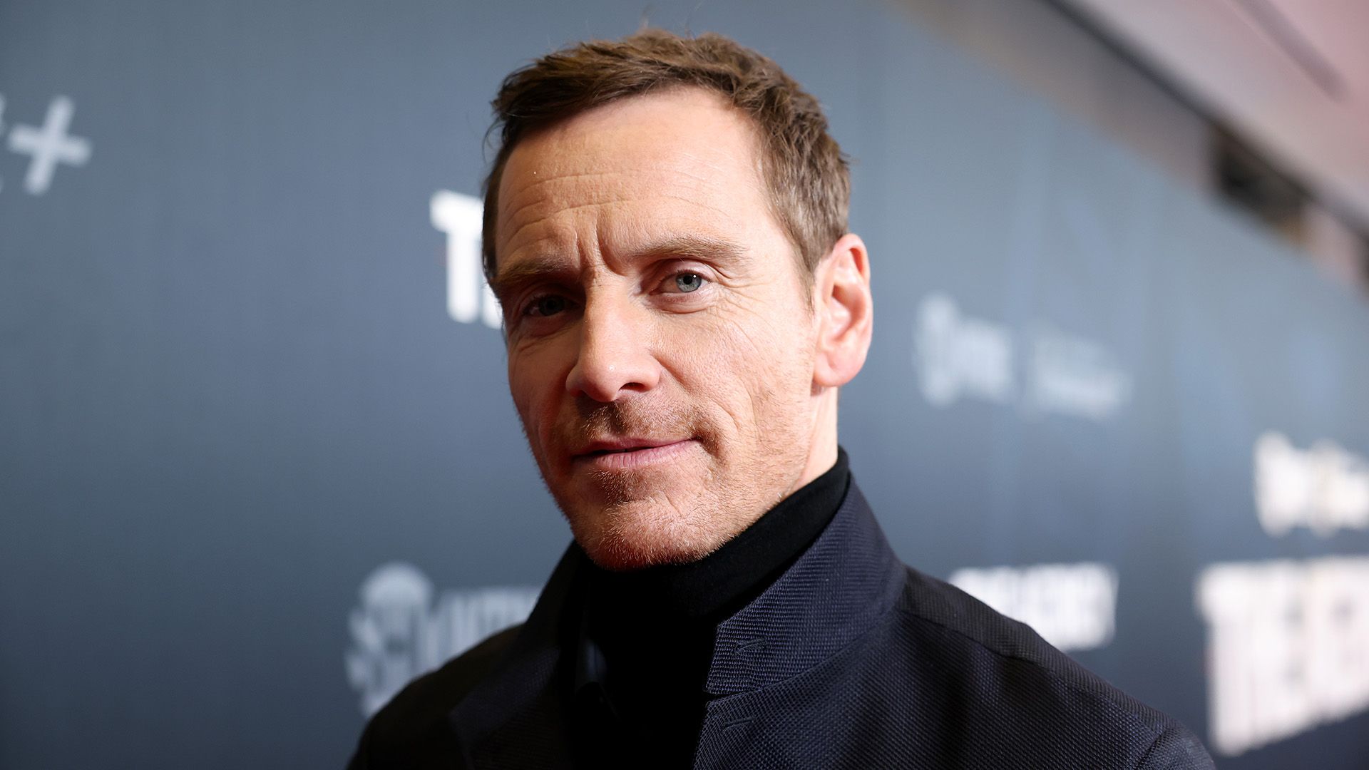 Actor Michael Fassbender con una sonrisa tranquila