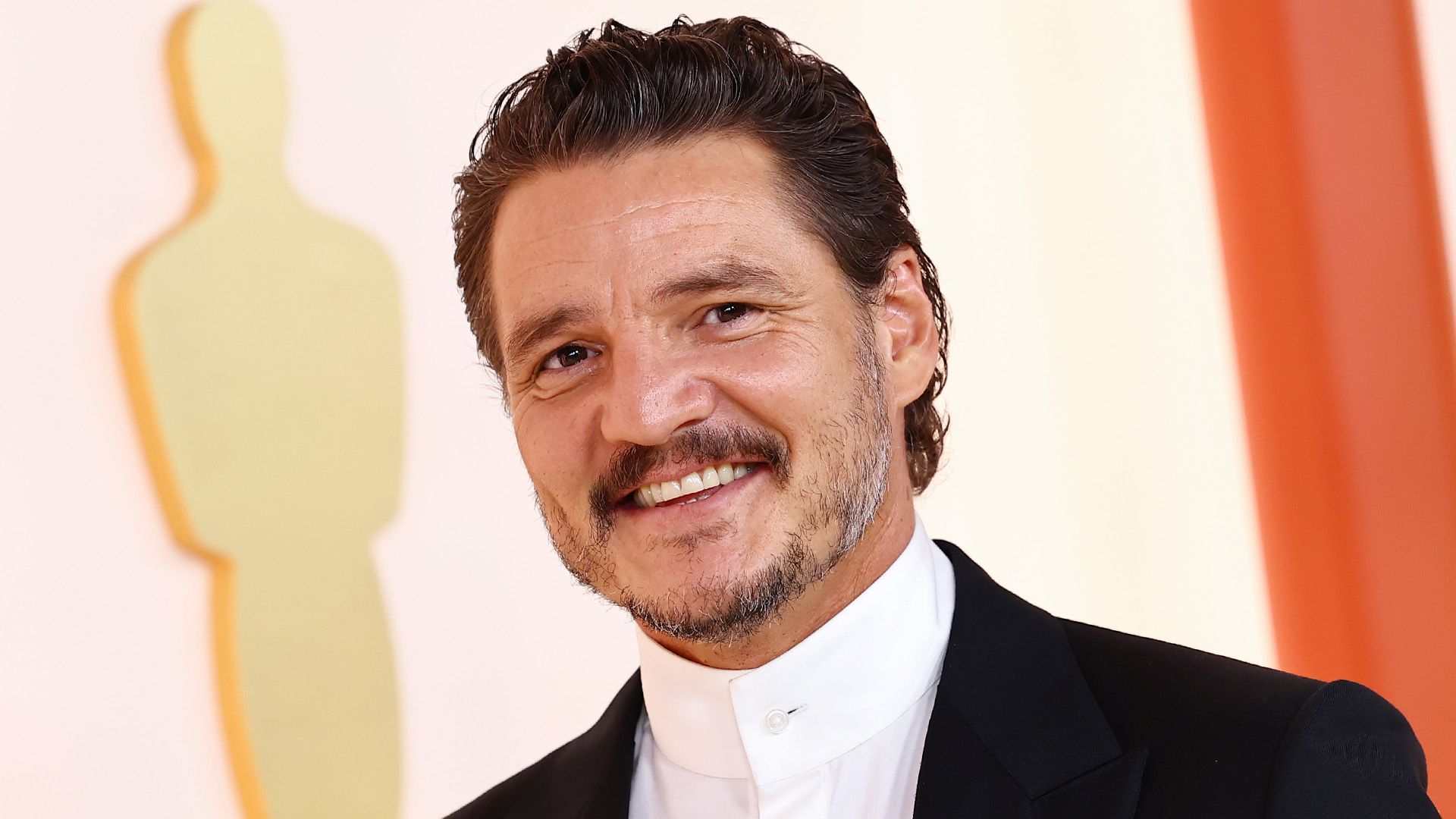 Actor Pedro Pascal con una amplia sonrisa