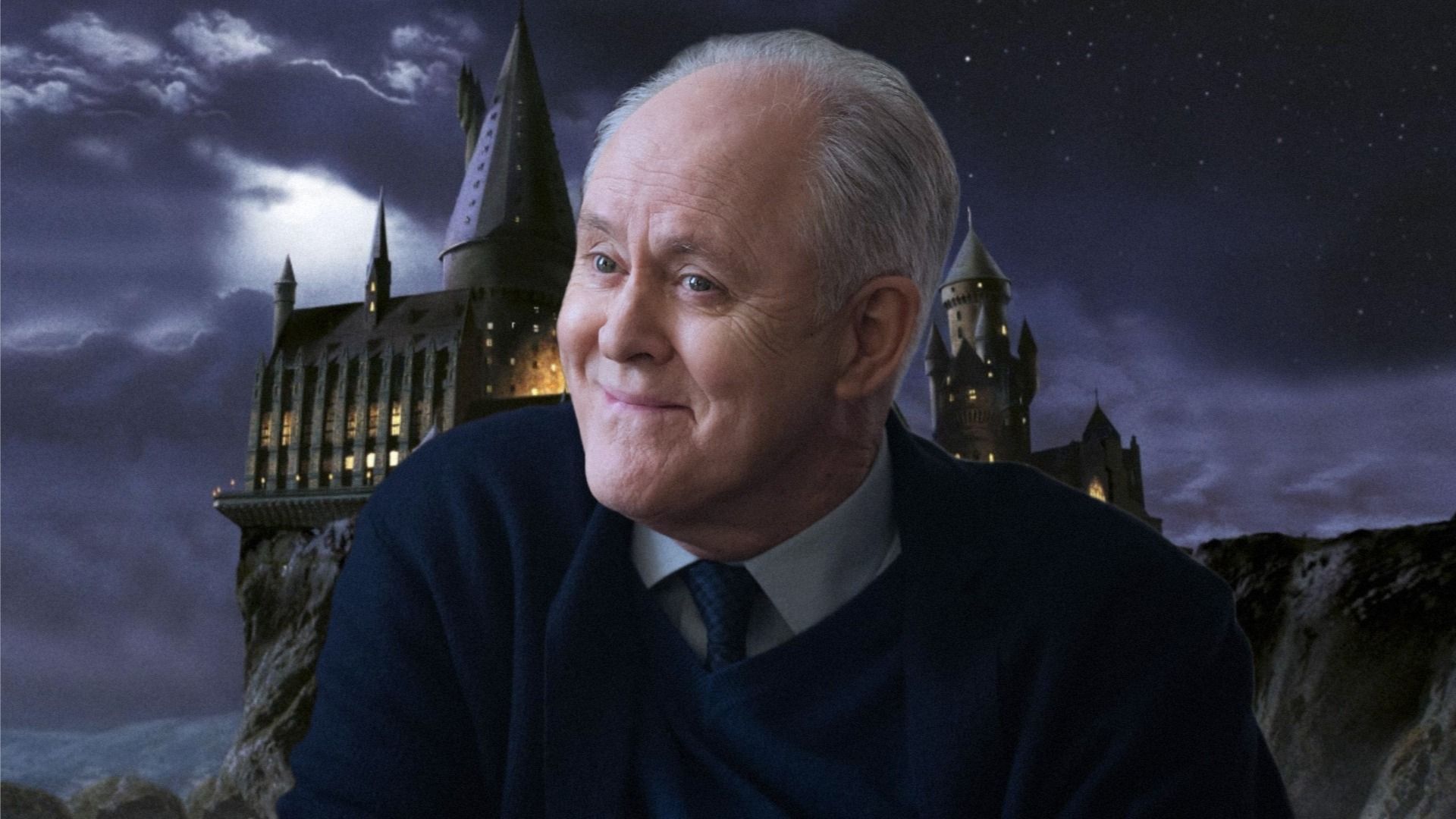 El actor John Lithgow con camisa y corbata mira hacia un lado y sonríe contra el fondo de un castillo iluminado por la luna