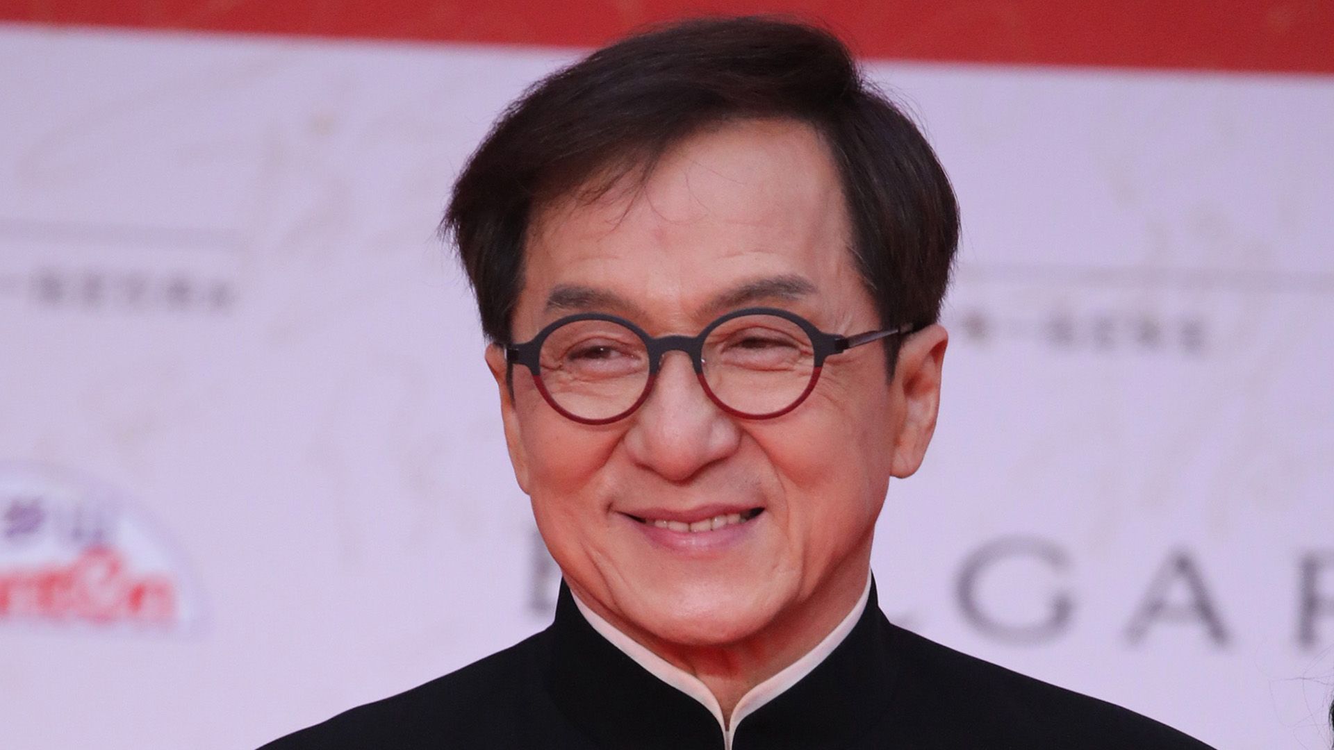 Actor y maestro de artes marciales Jackie Chan con gafas redondas en primer plano