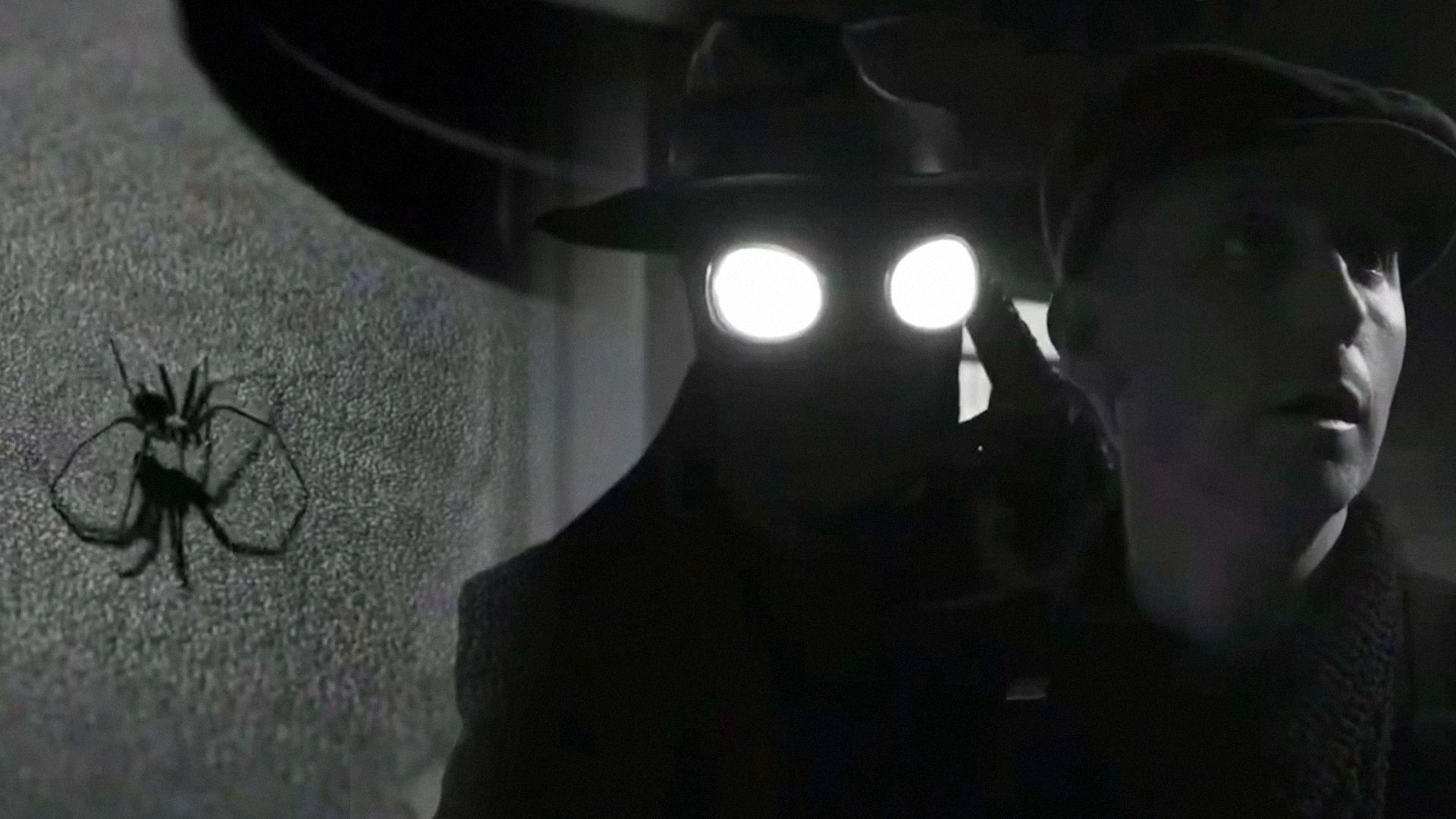 El actor Nicolas Cage como un Spider-Man noir con un sombrero y gafas luminosas detrás de un hombre