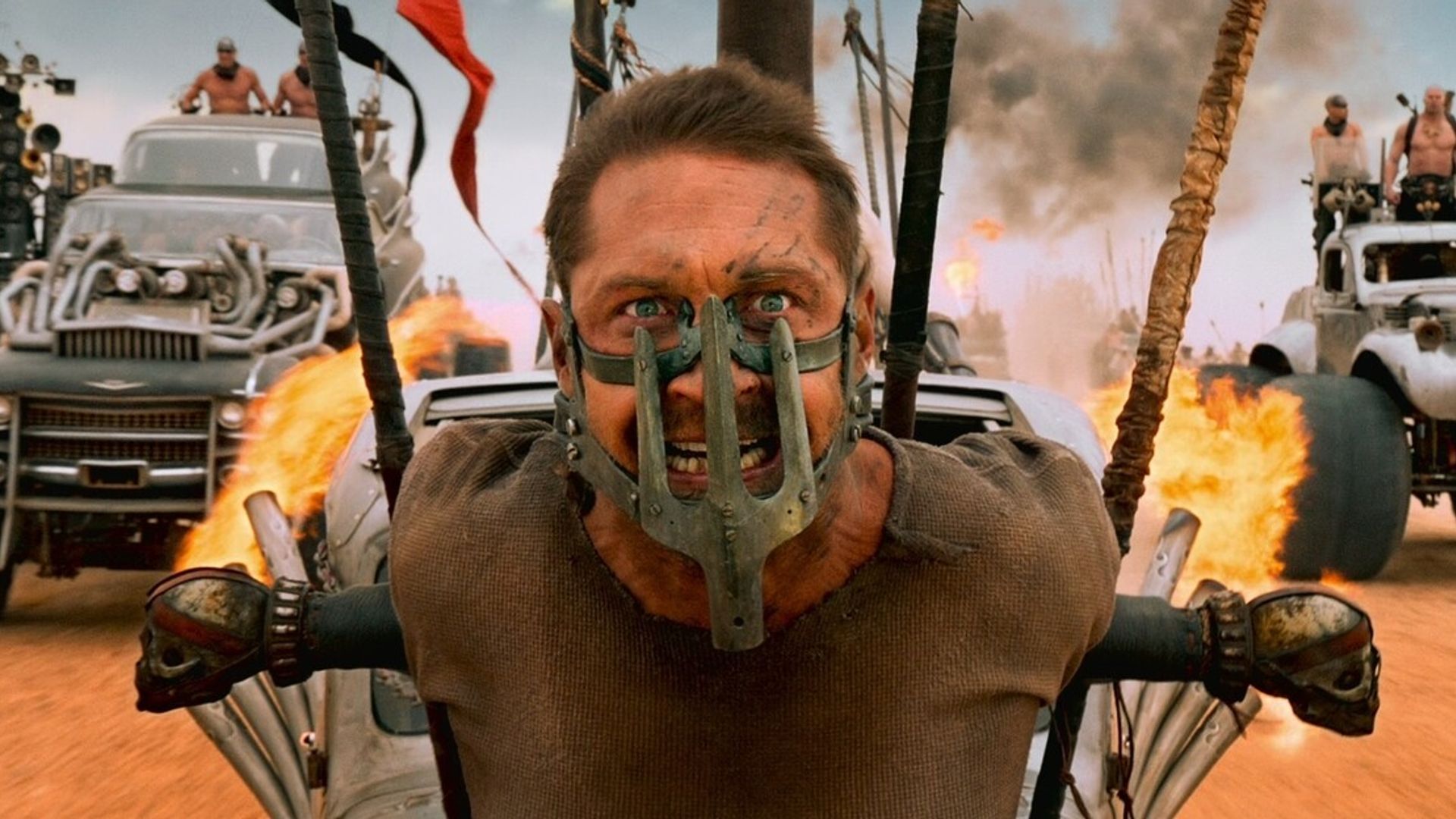 Tom Hardy como Mad Max con una máscara de hierro en su rostro