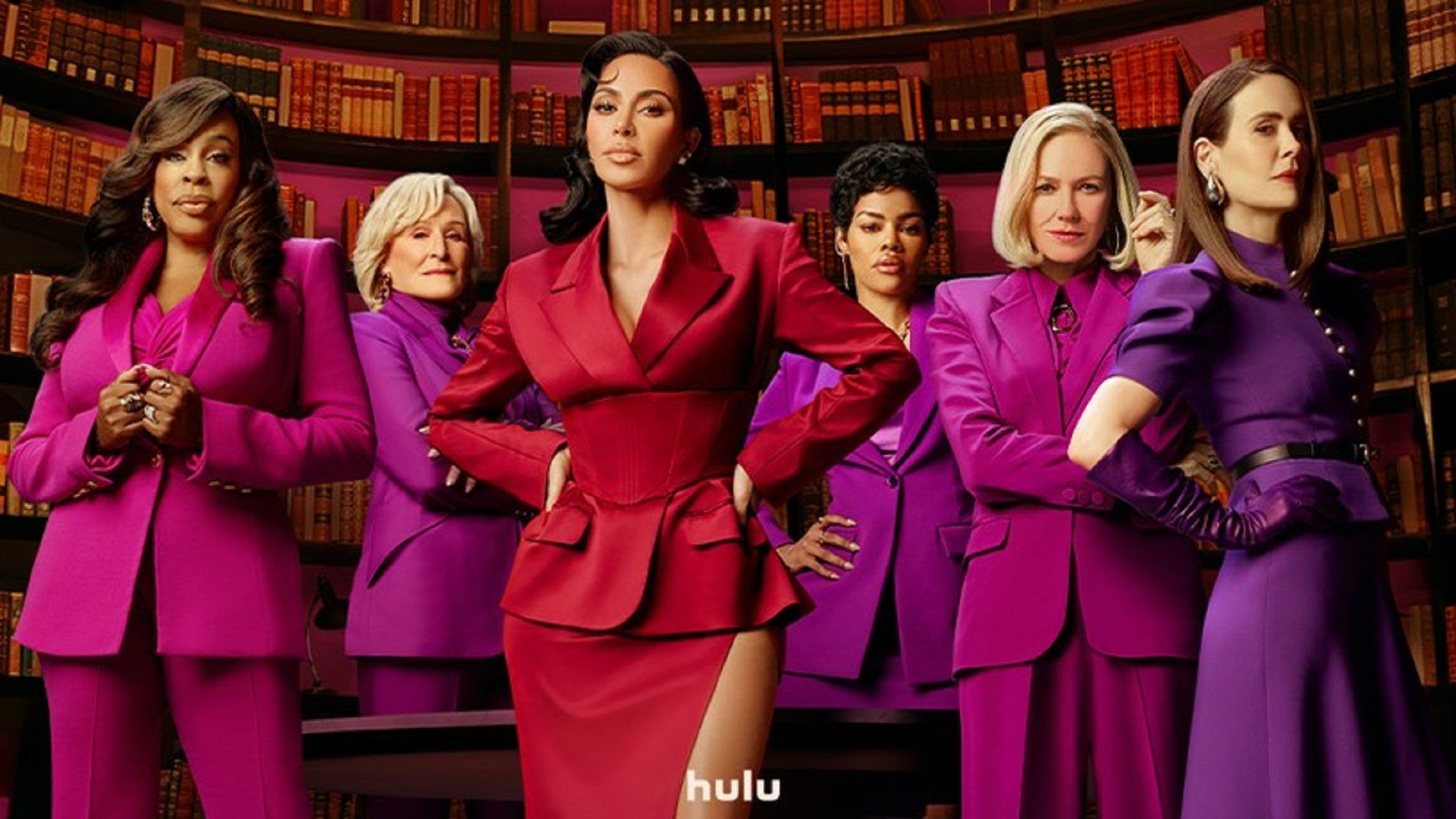 Kim Kardashian y otras heroínas de la serie All's Fair con trajes llamativos