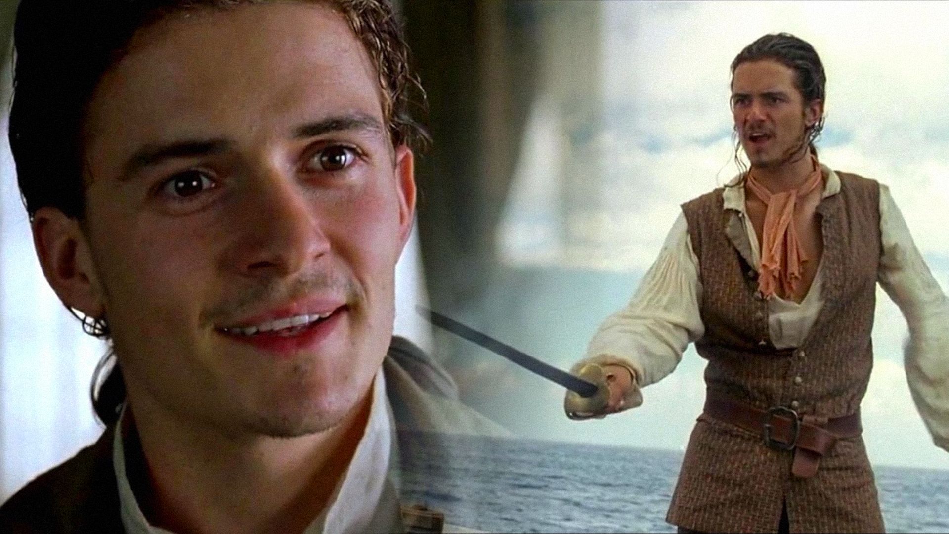 El actor Orlando Bloom como pirata de pie con espada en mano