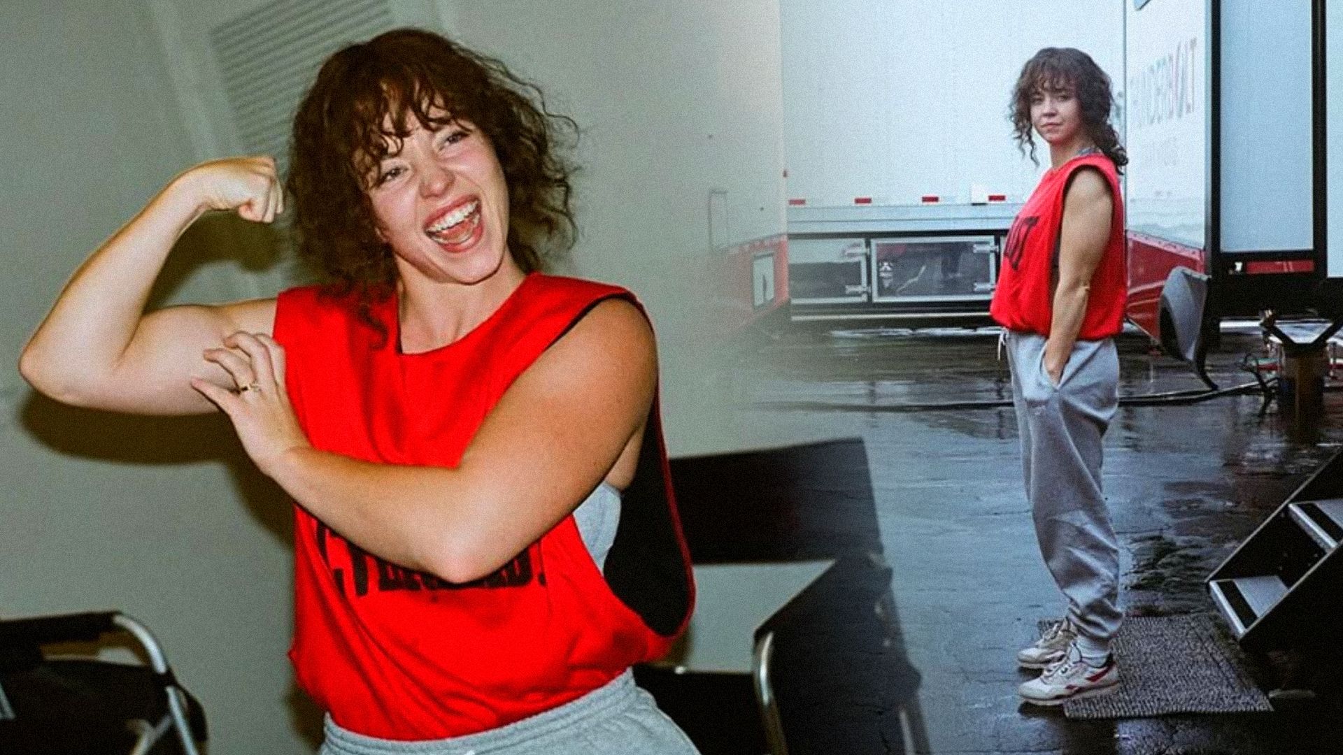 La actriz Sydney Sweeney en camiseta roja mostrando su bíceps