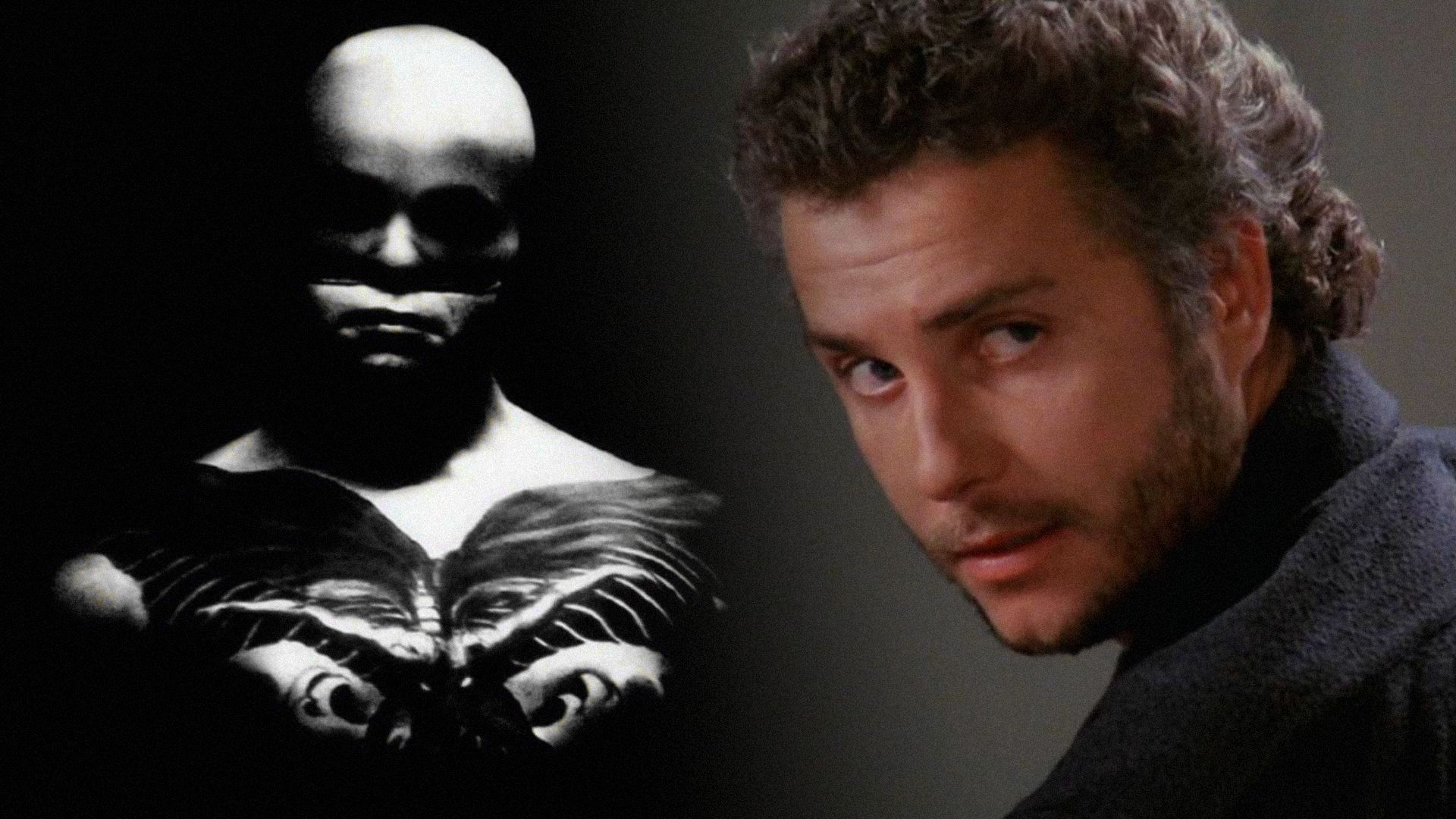 Un hombre con un tatuaje con una máscara negra y el actor William Petersen con una chaqueta gris