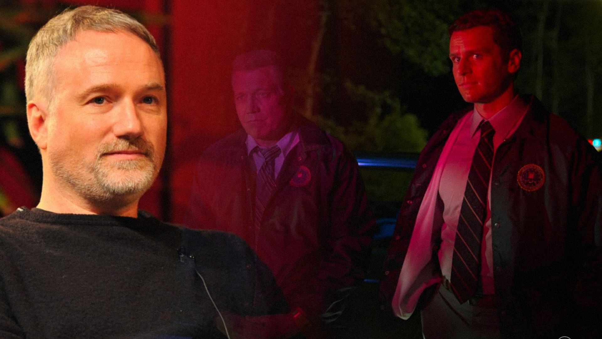 El director David Fincher con chaqueta negra y dos hombres con uniformes policiales