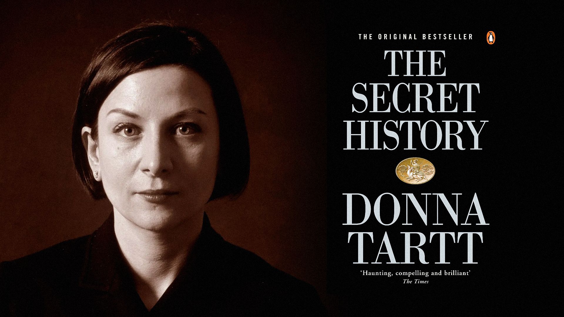 La escritora Donna Tartt vestida de negro mira a la cámara junto a una portada de libro que tiene un pequeño pingüino