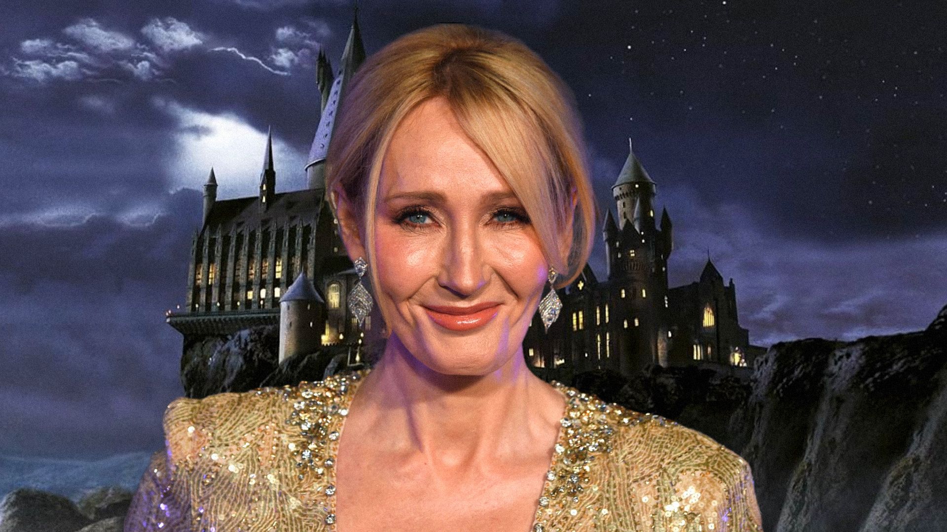 La escritora J.K. Rowling con un vestido dorado sonríe contra el telón de fondo de Hogwarts