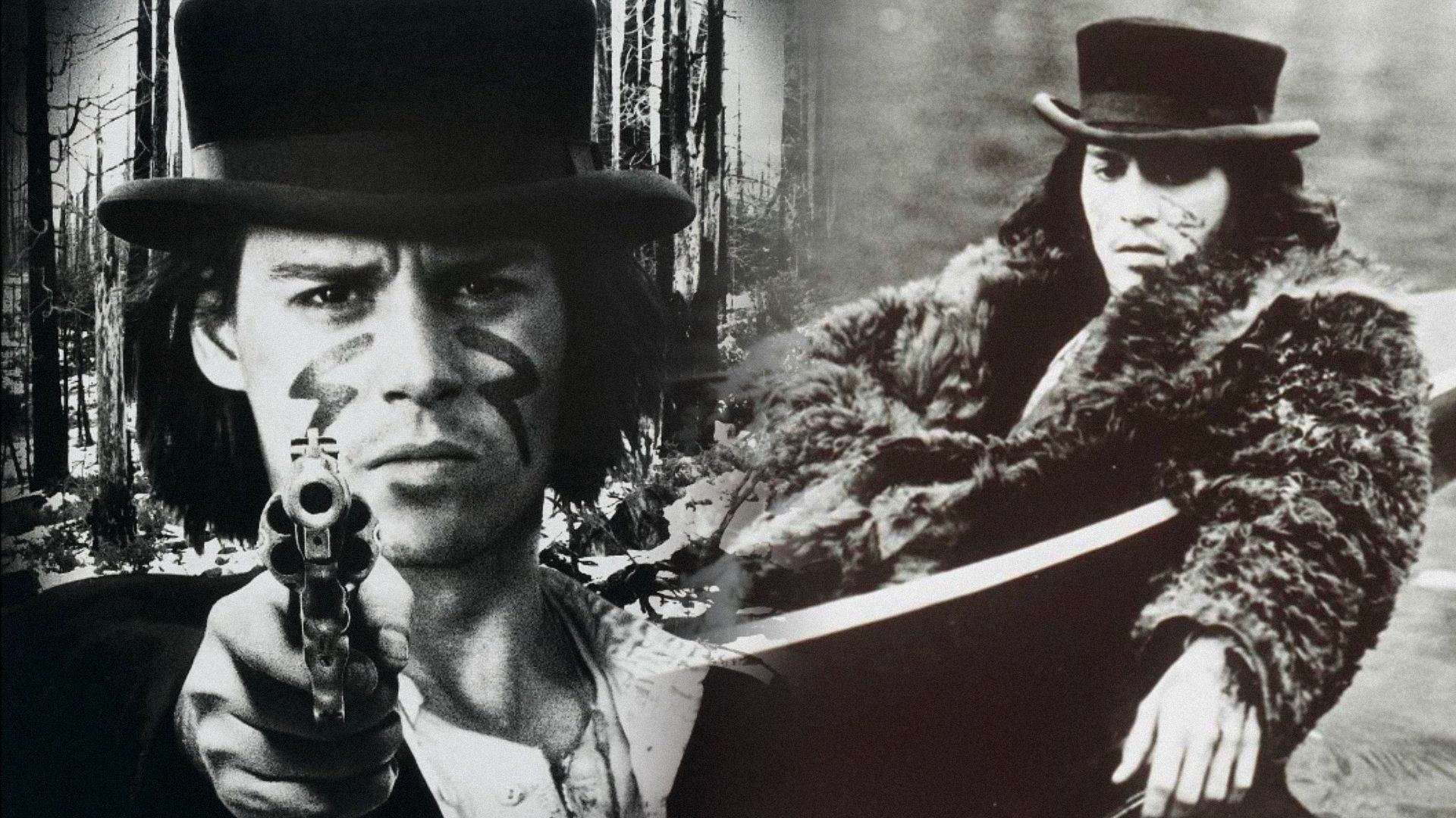 El actor Johnny Depp con sombrero negro y pistola en mano mira a la cámara