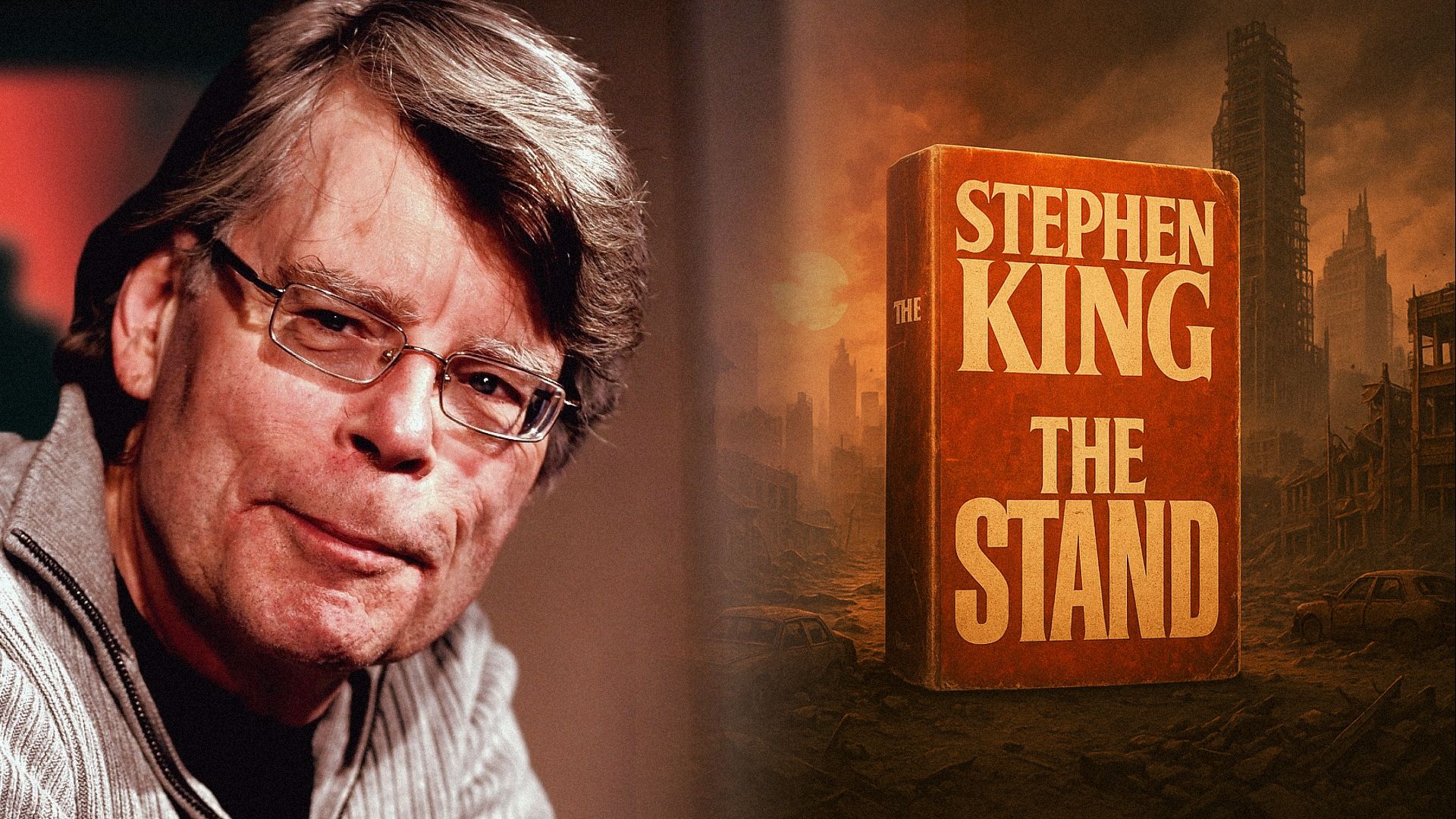 El escritor Stephen King con gafas sonríe con un libro cerca, de pie contra el telón de fondo de una ciudad destruida