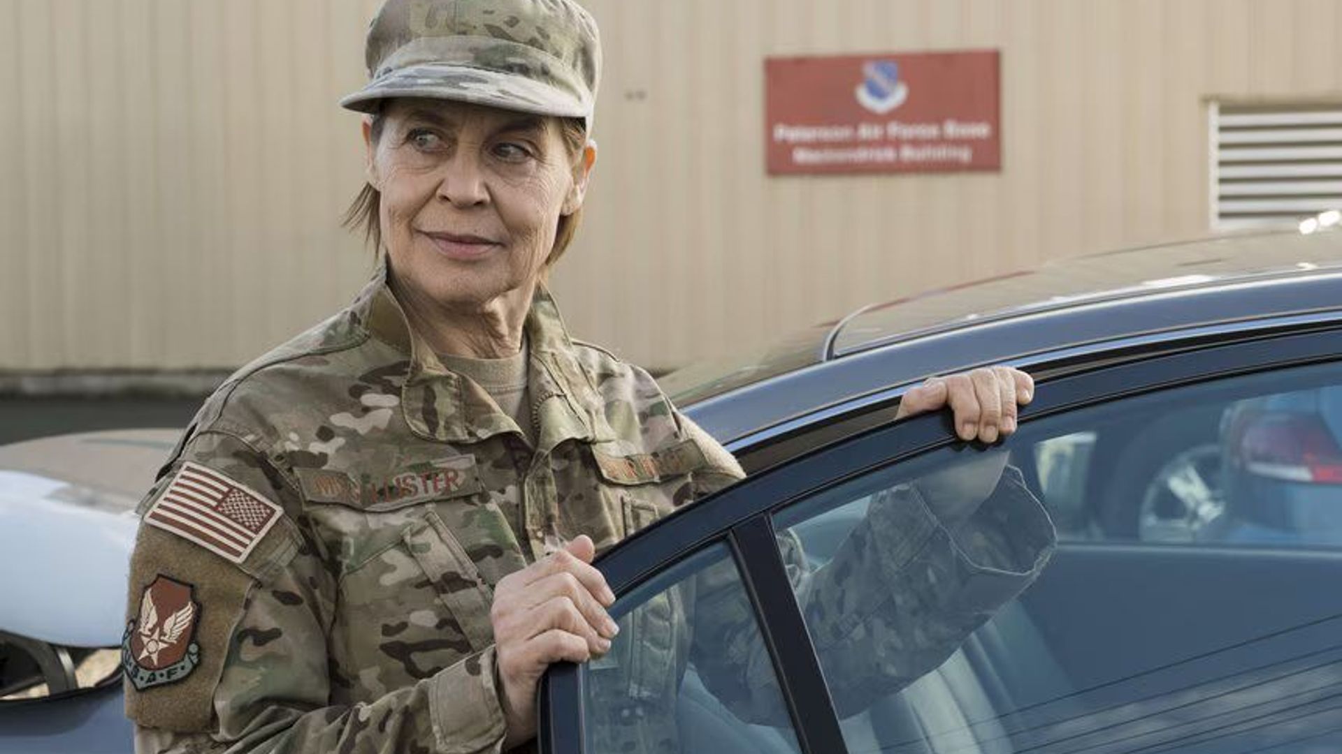 Linda Hamilton en la serie "Resident Alien"