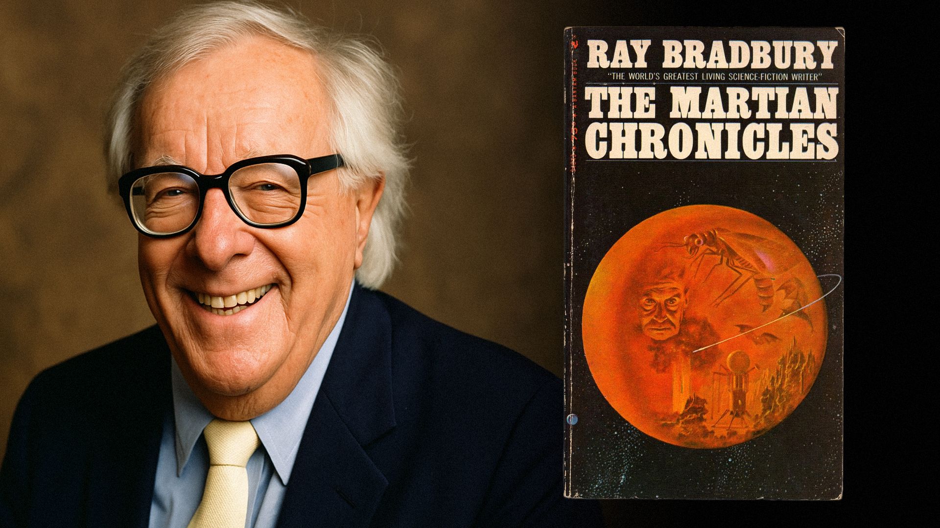 El escritor Ray Bradbury con traje negro sonriendo, junto a la portada de un libro que muestra el planeta Marte