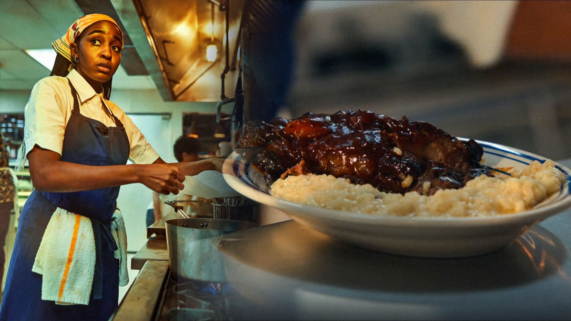 La actriz Ayo Edebiri en uniforme de chef en la cocina, con costillas braseadas en salsa y risotto cerca