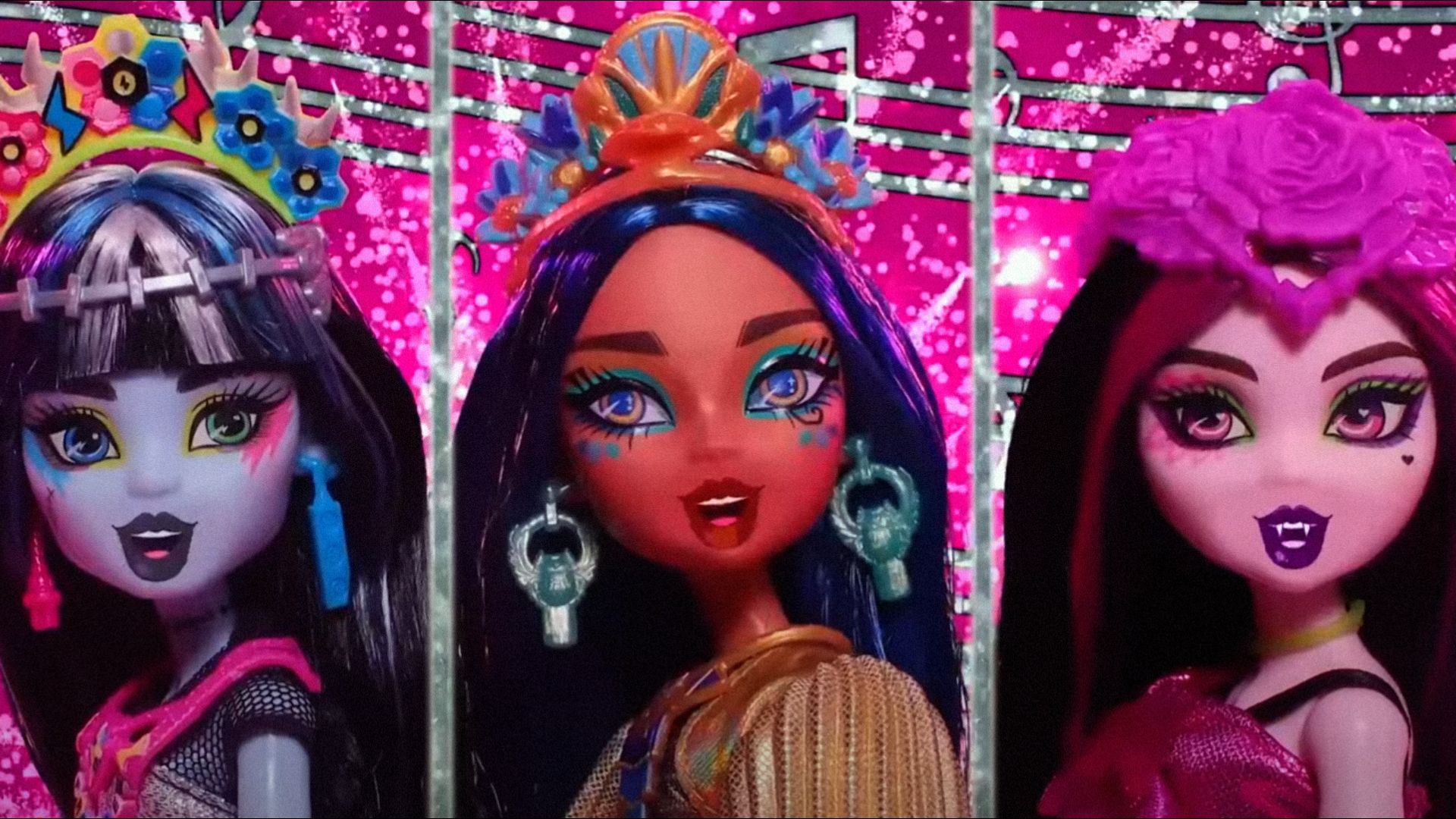 Tres muñecas con maquillaje brillante y colmillos de vampiro