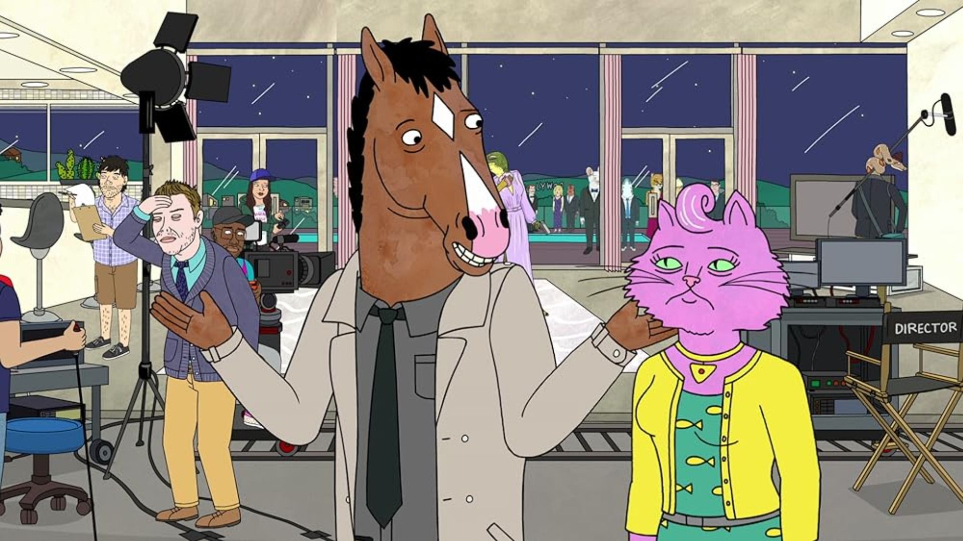 Un caballo marrón vestido con traje gris en un set de filmación junto a un gato rosa