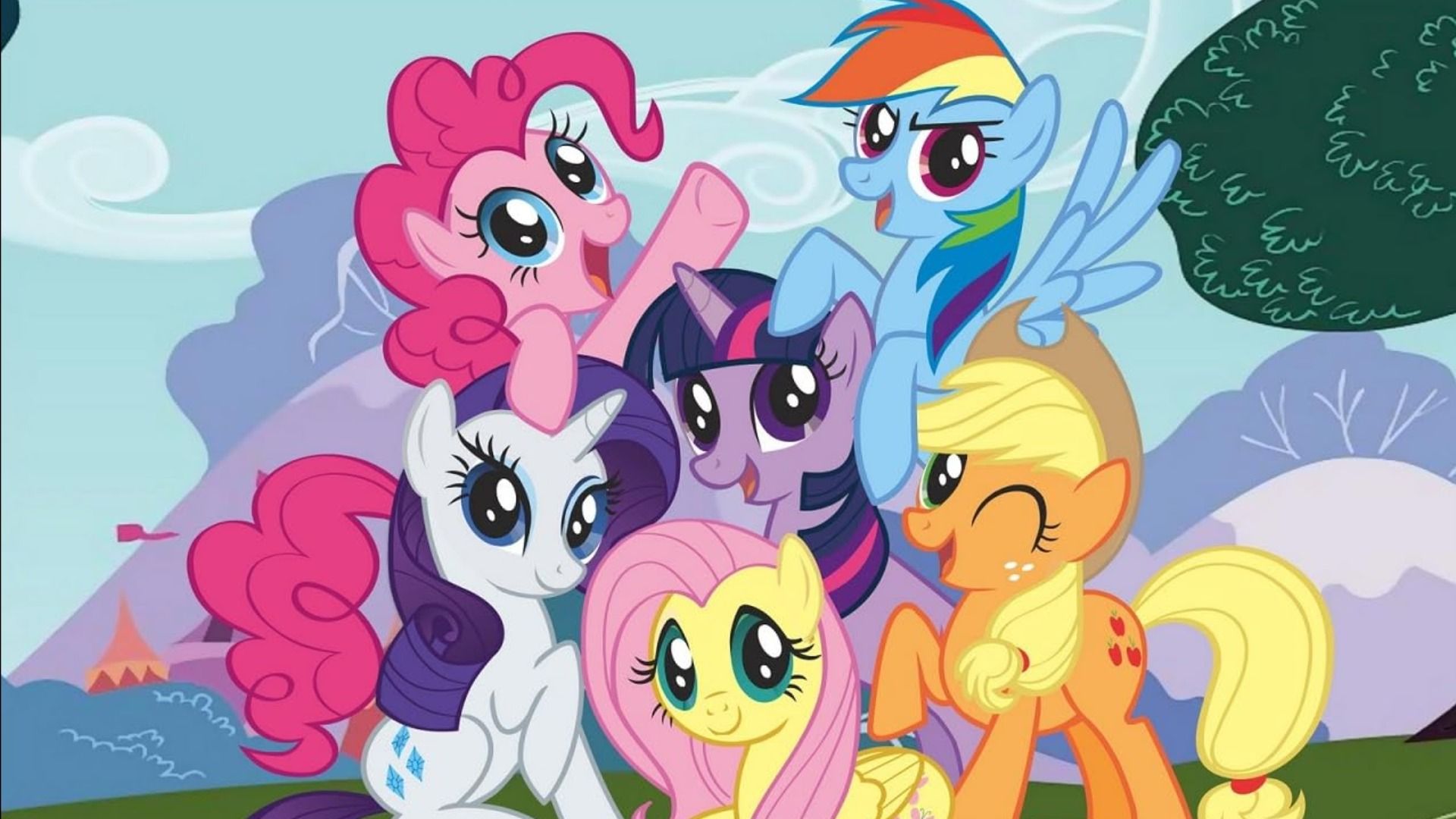 Ponies con melenas multicolores parados cerca de un árbol y sonriendo