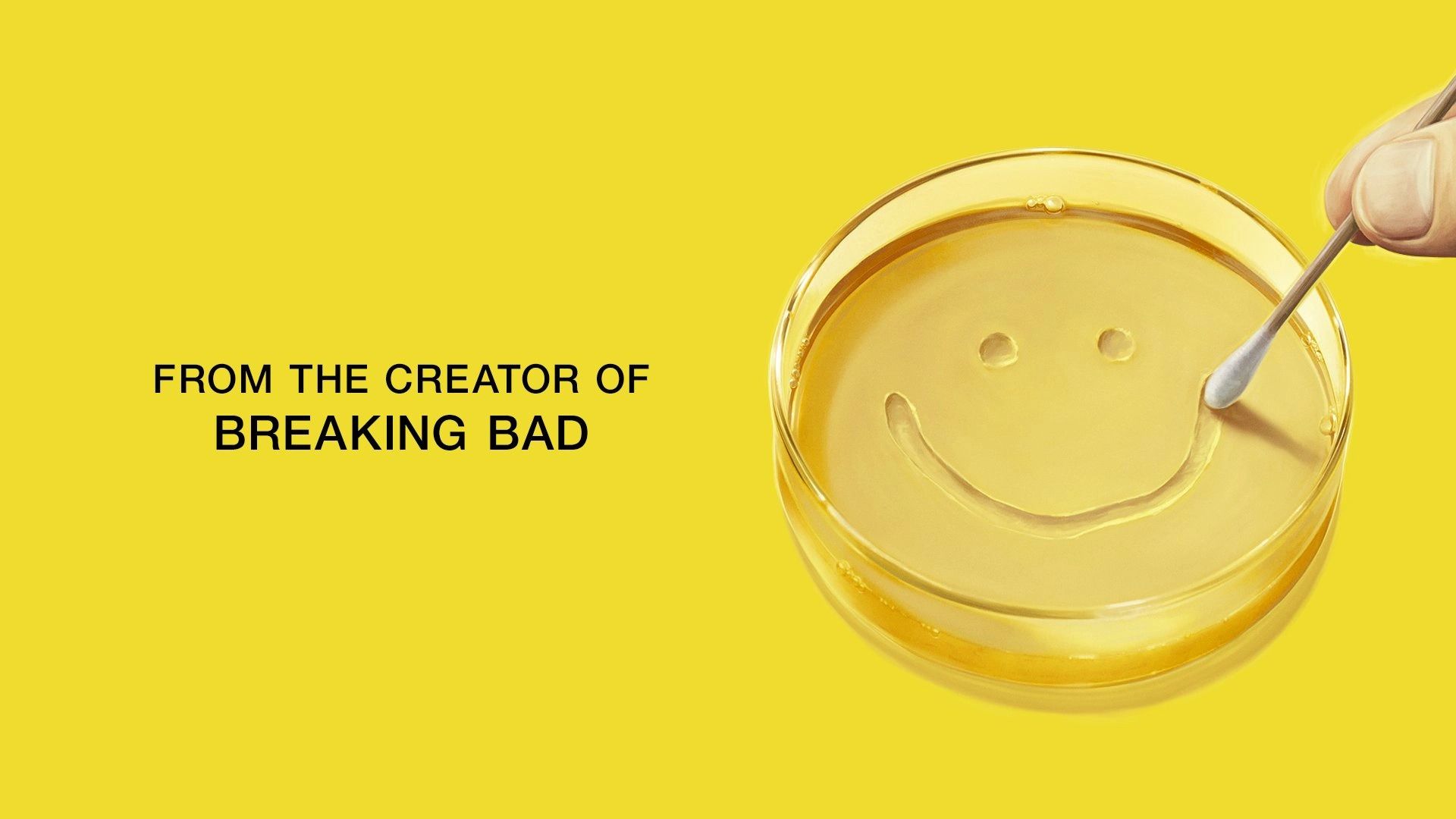 Una mano humana dibuja una cara sonriente con un hisopo de algodón en una placa de Petri sobre un fondo amarillo