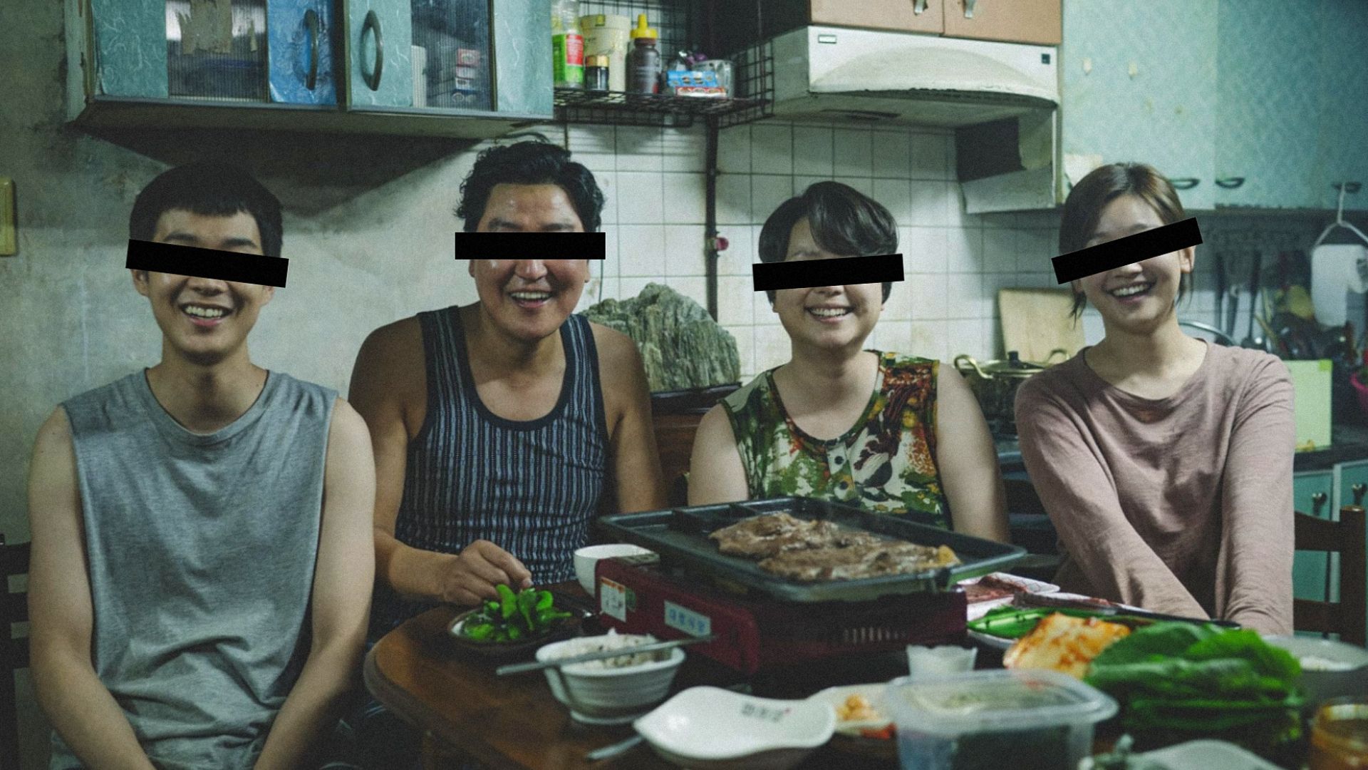 Dos hombres y dos mujeres en ropa casual de casa están sentados en una mesa y sonriendo