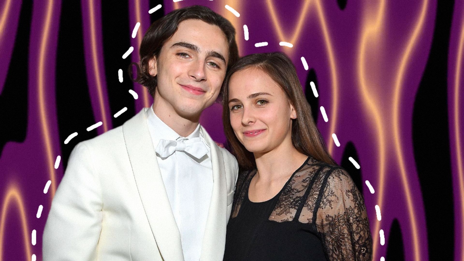 El actor Timothée Chalamet con blazer blanco junto a su hermana, la actriz Pauline Chalamet con vestido negro