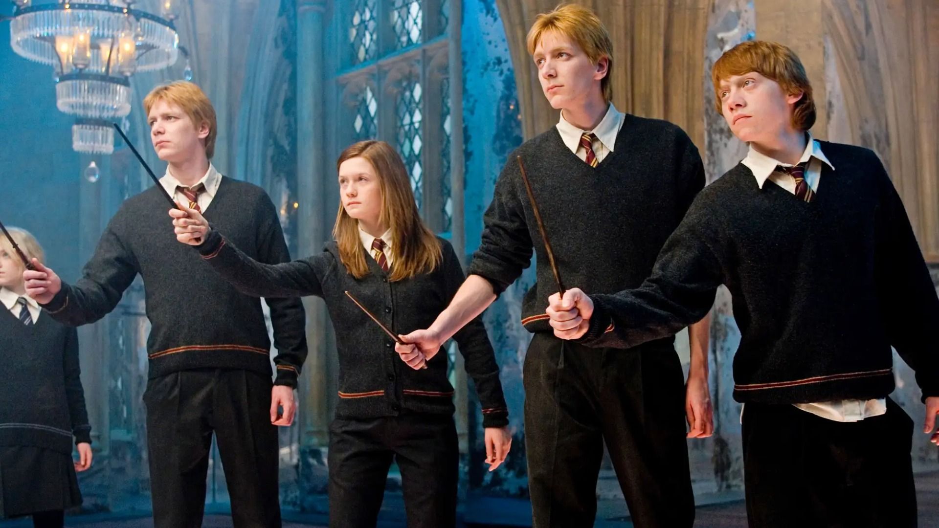 Los gemelos Phelps, Bonnie Wright y Rupert Grint en uniformes escolares con varitas mágicas