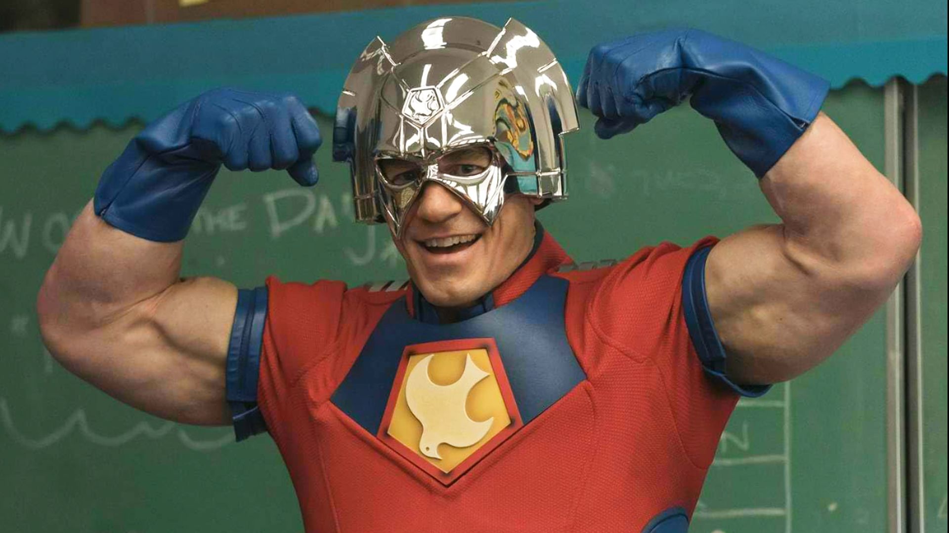 Actor John Cena en un traje de superhéroe azul-rojo y máscara plateada