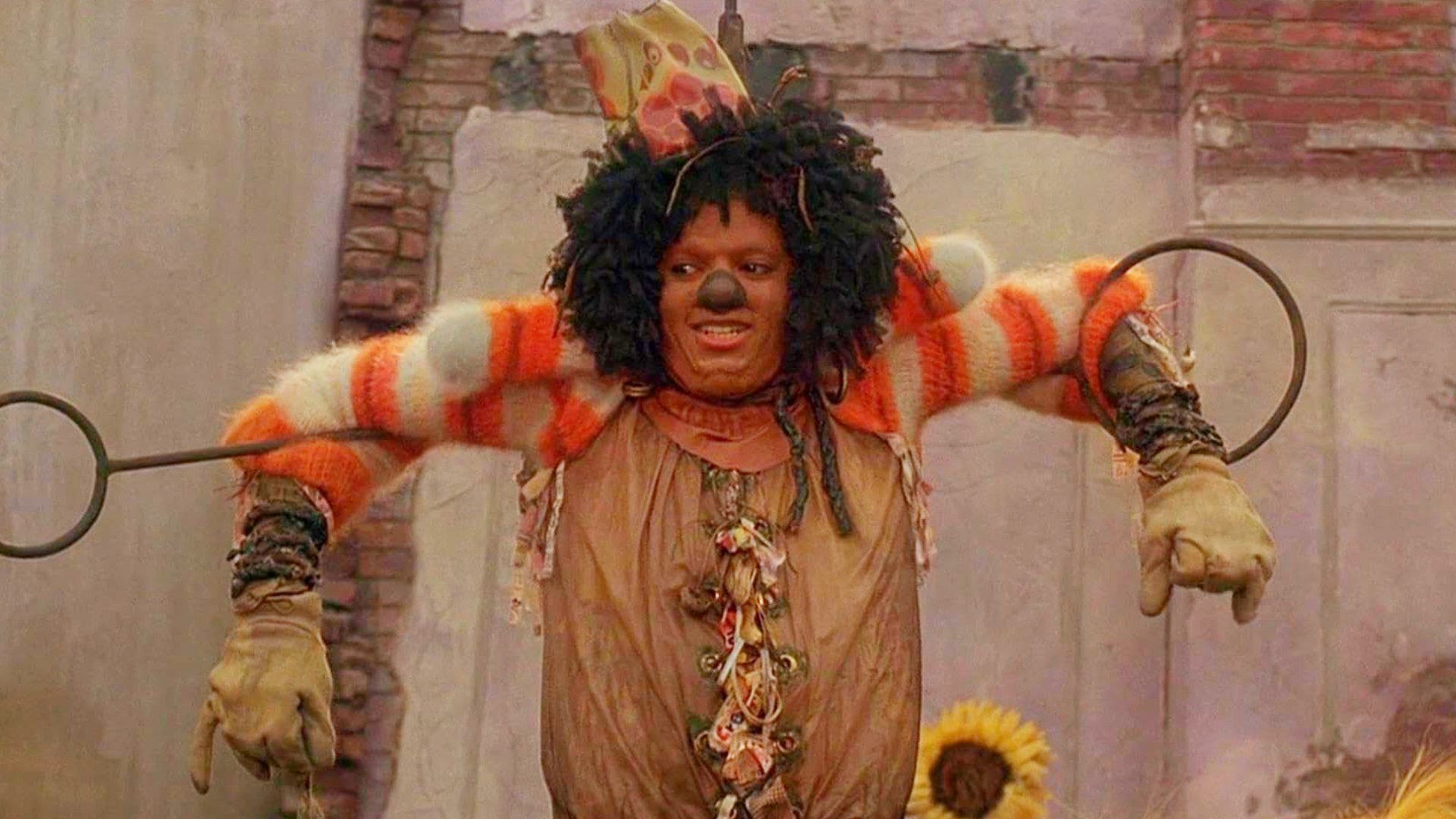 El cantante Michael Jackson con ropa gastada y peluca colgando de un poste