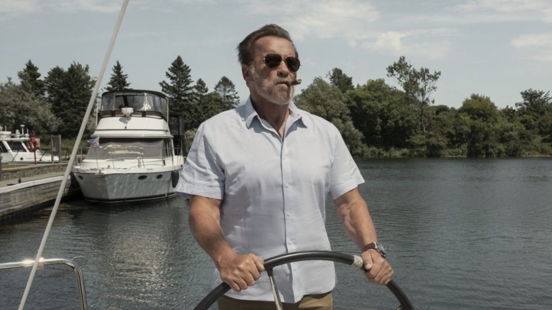 Arnold Schwarzenegger pilotando un barco