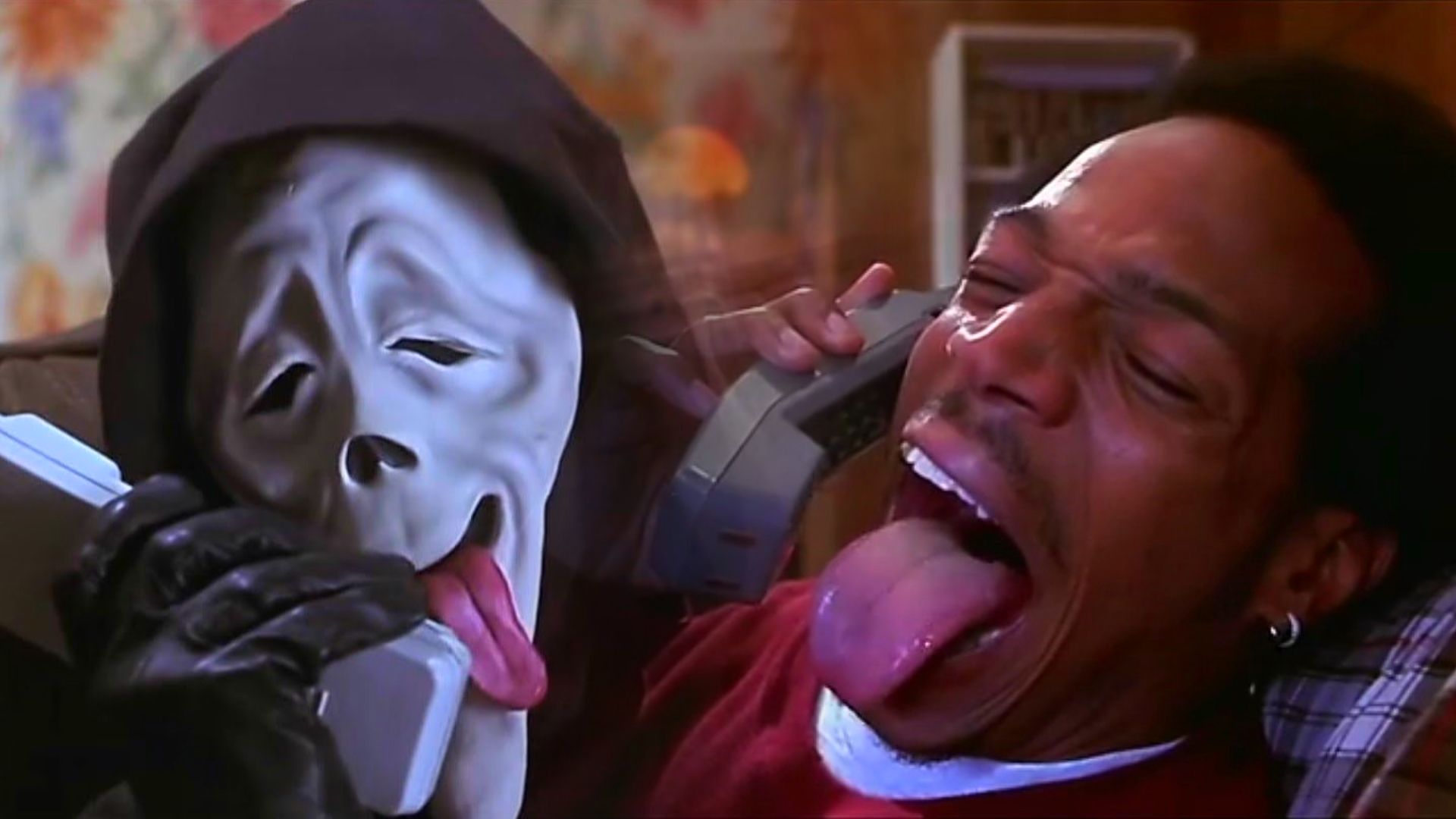 Un hombre con máscara blanca y un hombre con suéter rojo hablando por teléfono con sonrisas