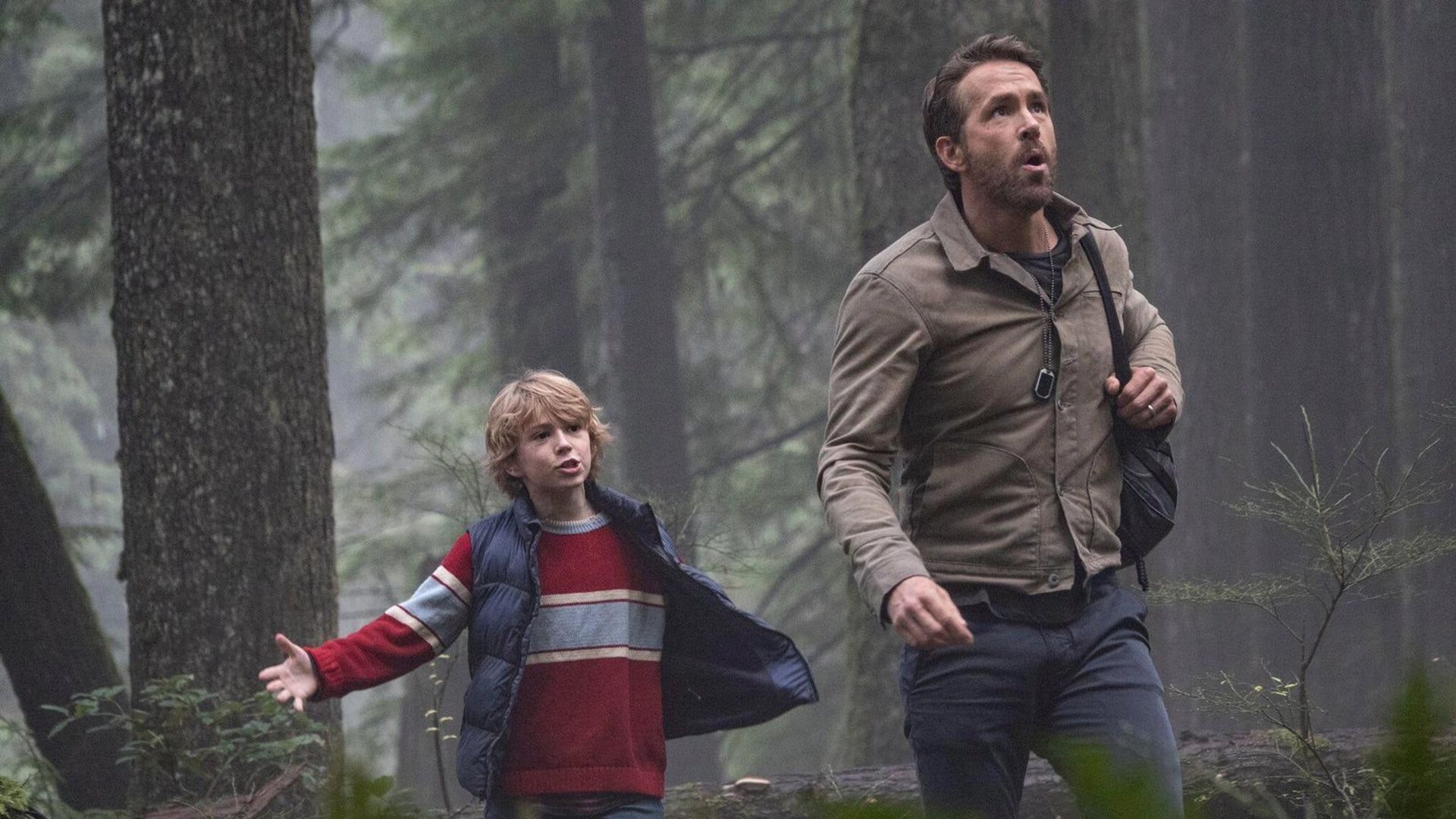 Ryan Reynolds y Walker Scobell caminando por el bosque y conversando
