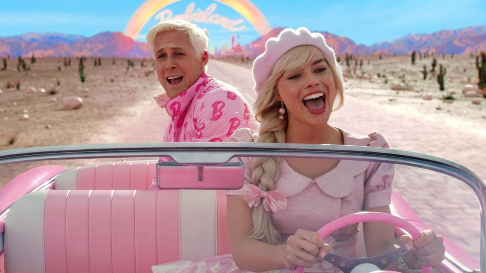 Los actores Ryan Gosling y Margot Robbie como Ken y Barbie conduciendo en un coche
